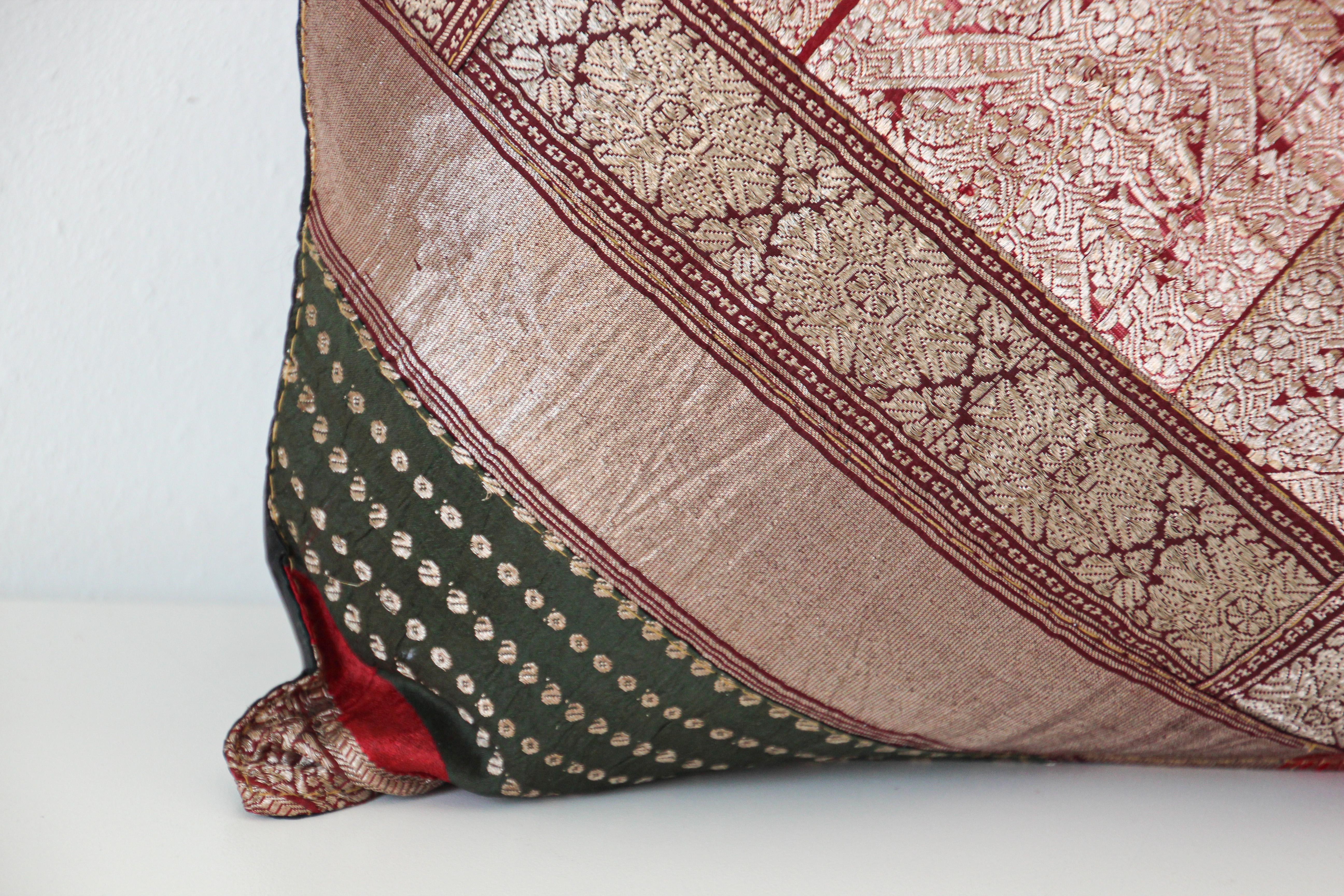 Dekoratives Vintage-Throw-Kissen aus Sari Borders, Indien im Zustand „Gut“ im Angebot in North Hollywood, CA