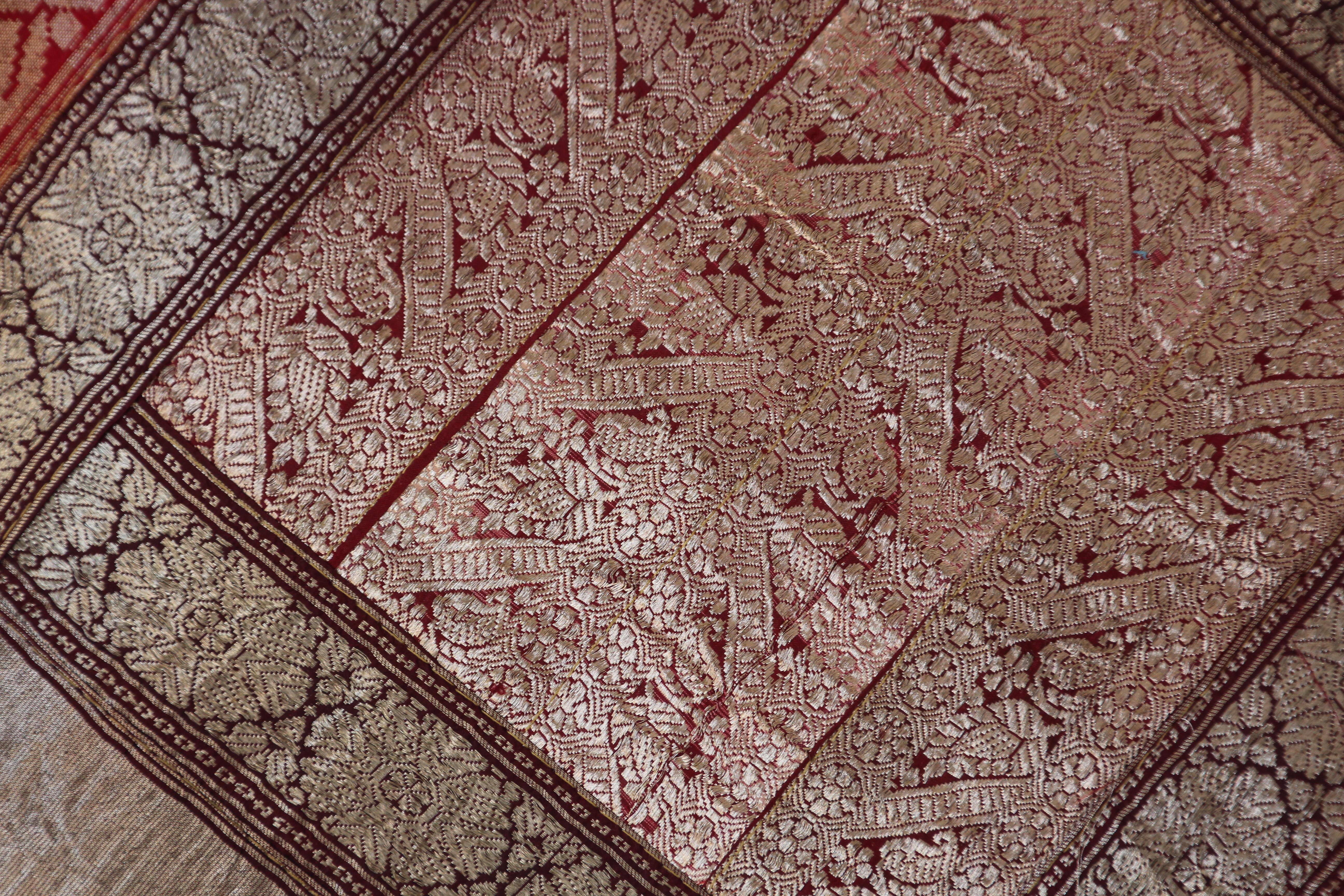Tissu Coussin décoratif vintage fabriqué à partir de bordures Sari, Inde en vente