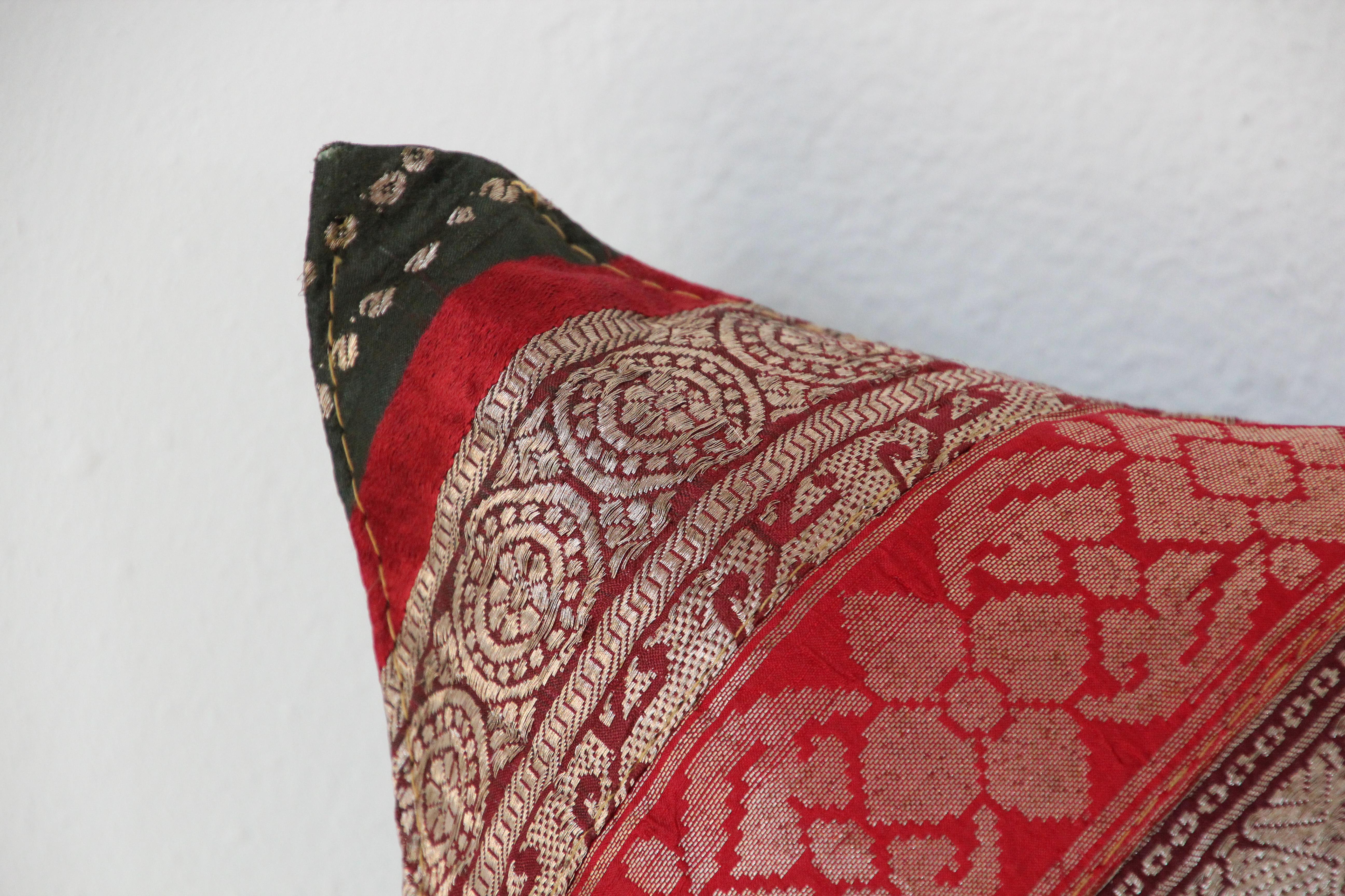 Coussin décoratif vintage fabriqué à partir de bordures Sari, Inde en vente 1