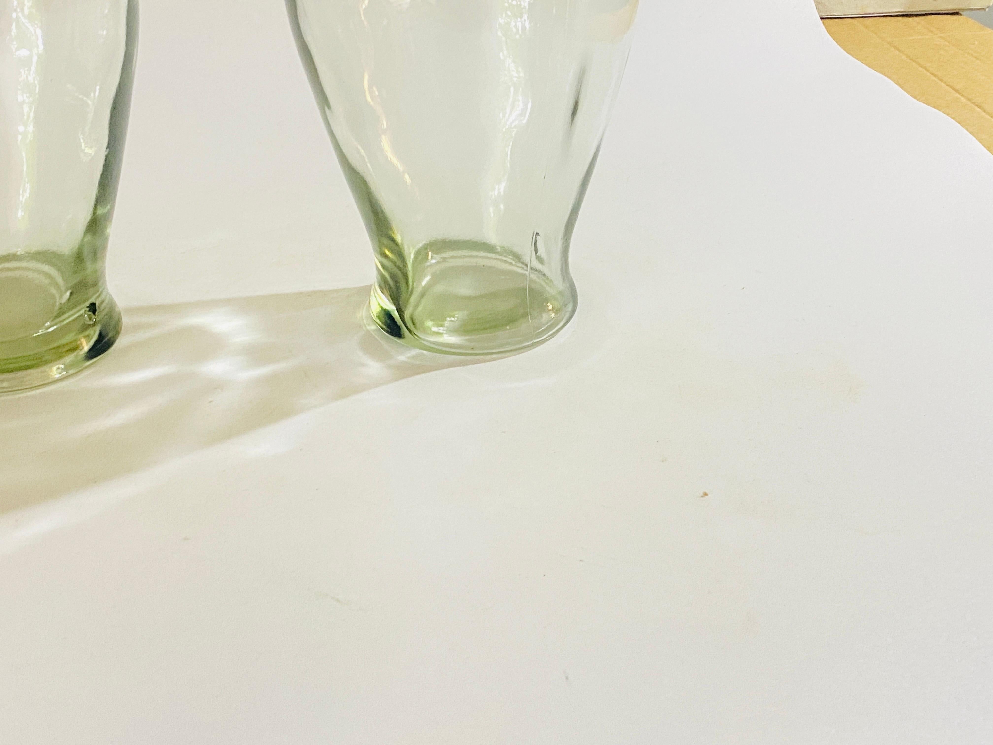 Set von 2 dekorativen Transparen-Glasflaschen im Vintage-Stil aus Glas, Frankreich, um 1960 (Mitte des 20. Jahrhunderts) im Angebot
