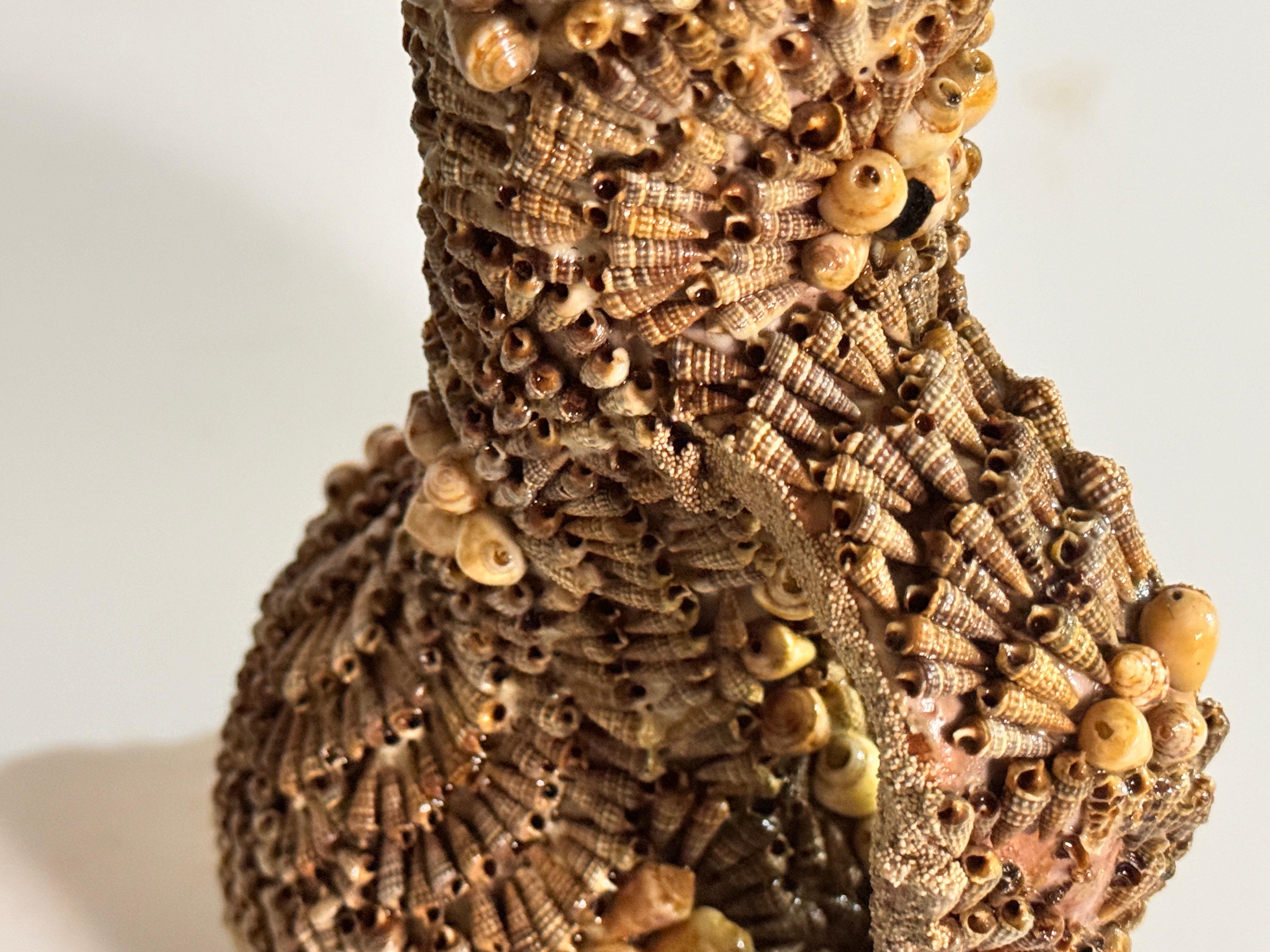 Francese Vaso decorativo d'epoca in ceramica e conchiglie, Francia, circa 1970 in vendita