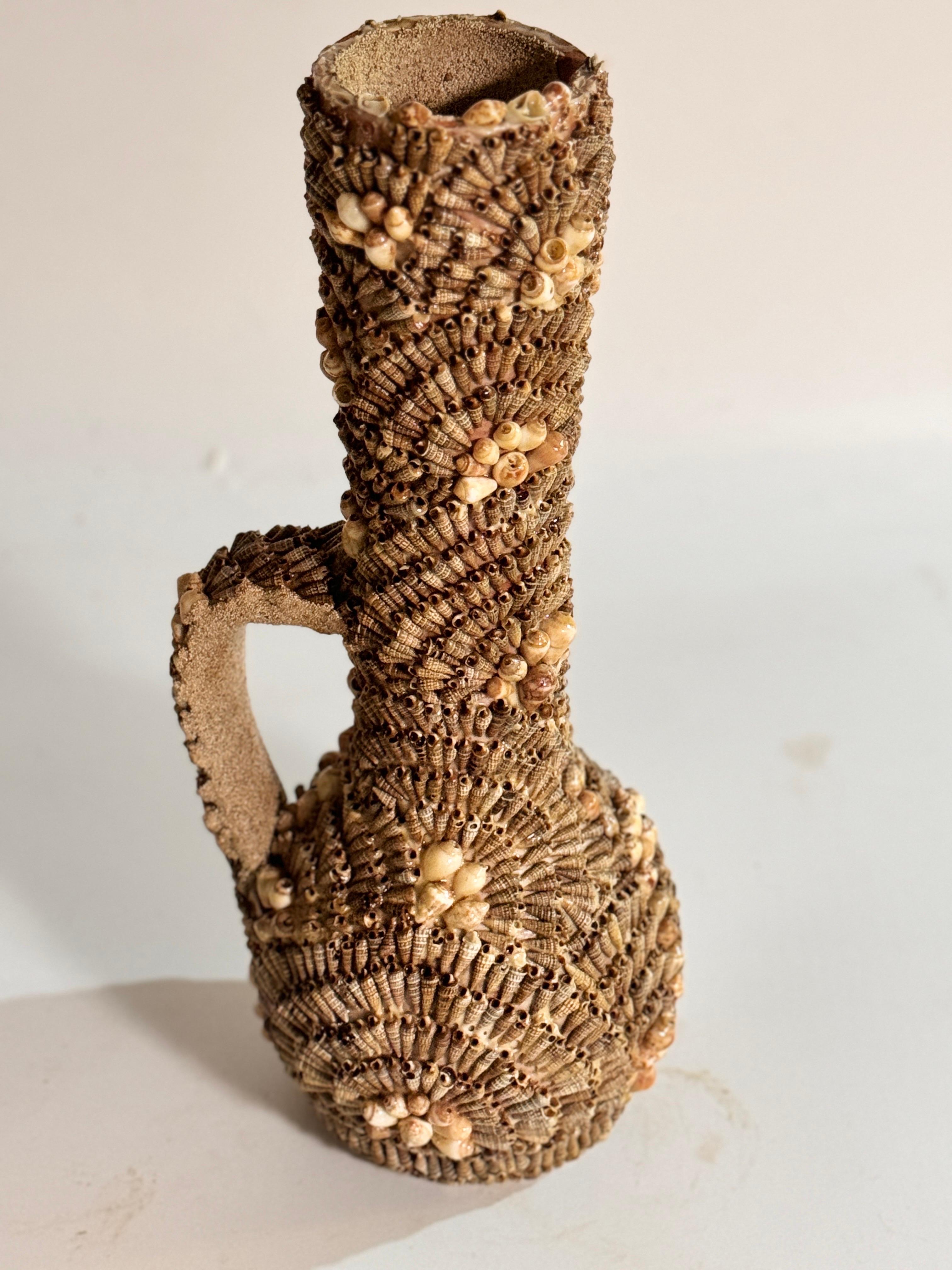 Fine XX secolo Vaso decorativo d'epoca in ceramica e conchiglie, Francia, circa 1970 in vendita