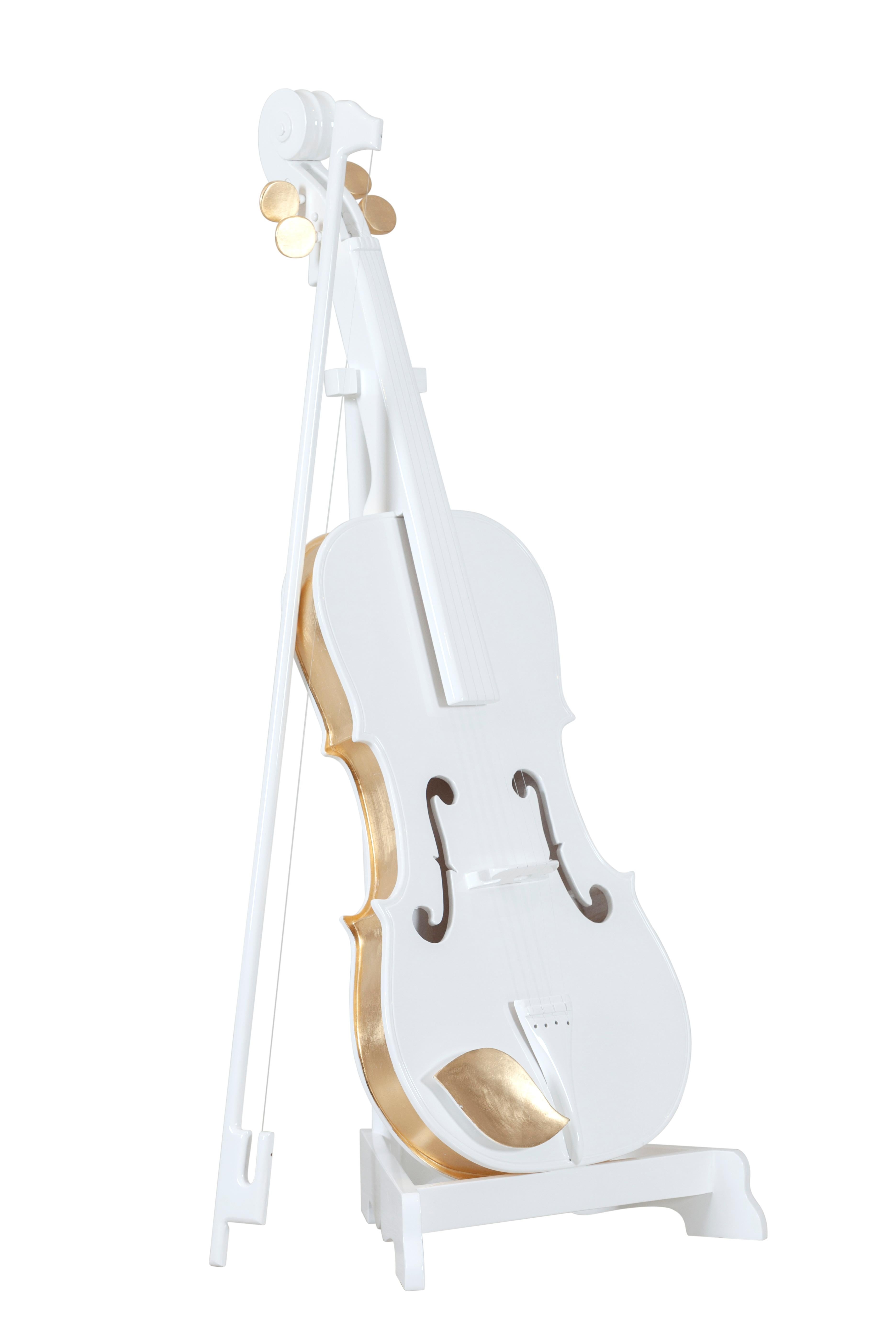 Dekorative Brahms Cello-Skulptur, handgefertigt in Portugal von Lusitanus Home (Blattgold) im Angebot