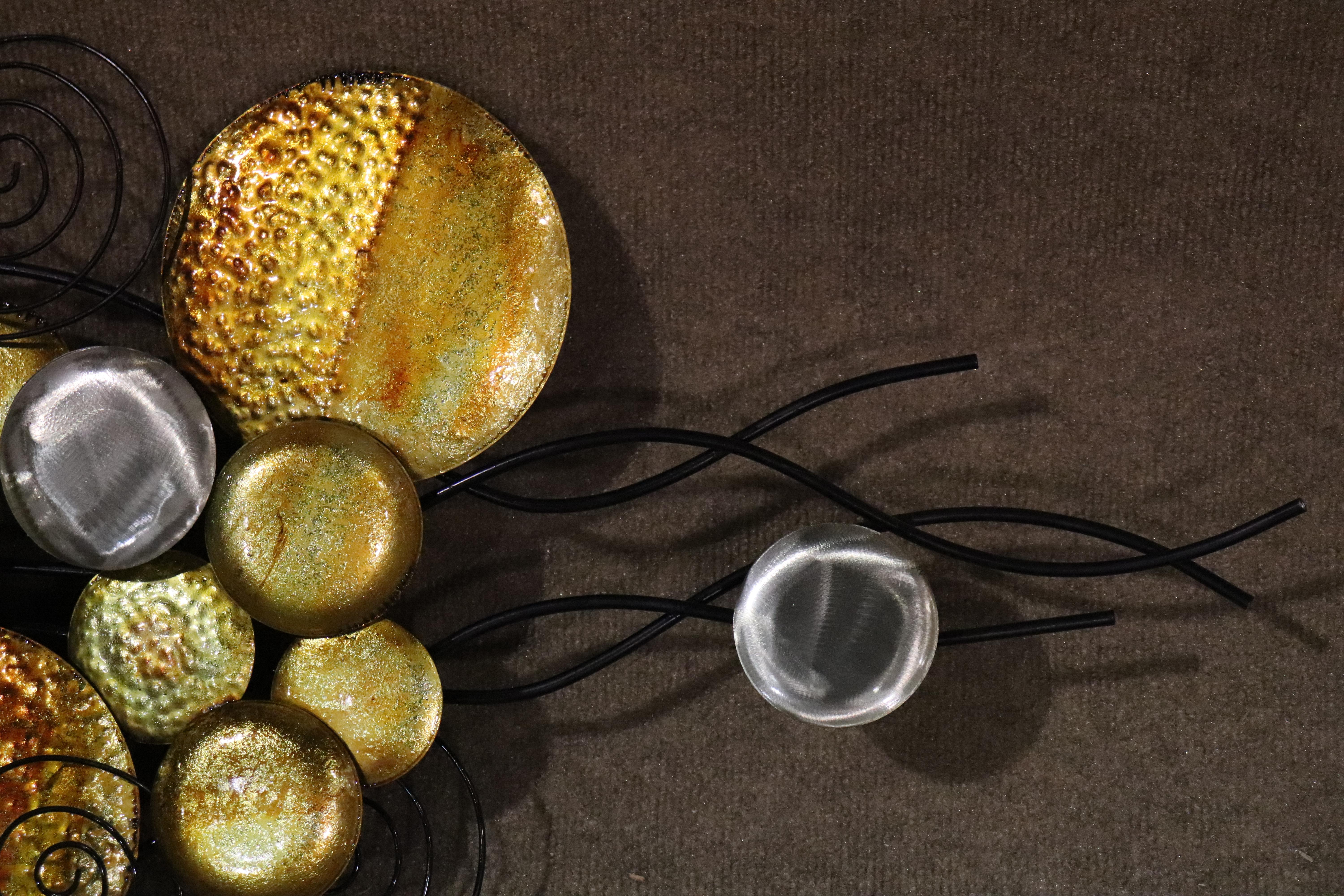 Stilvolle farbige Wandkunst aus Metall, die aus farbigen und strukturierten Kreisen besteht.
Bitte bestätigen Sie den Standort NY oder NJ