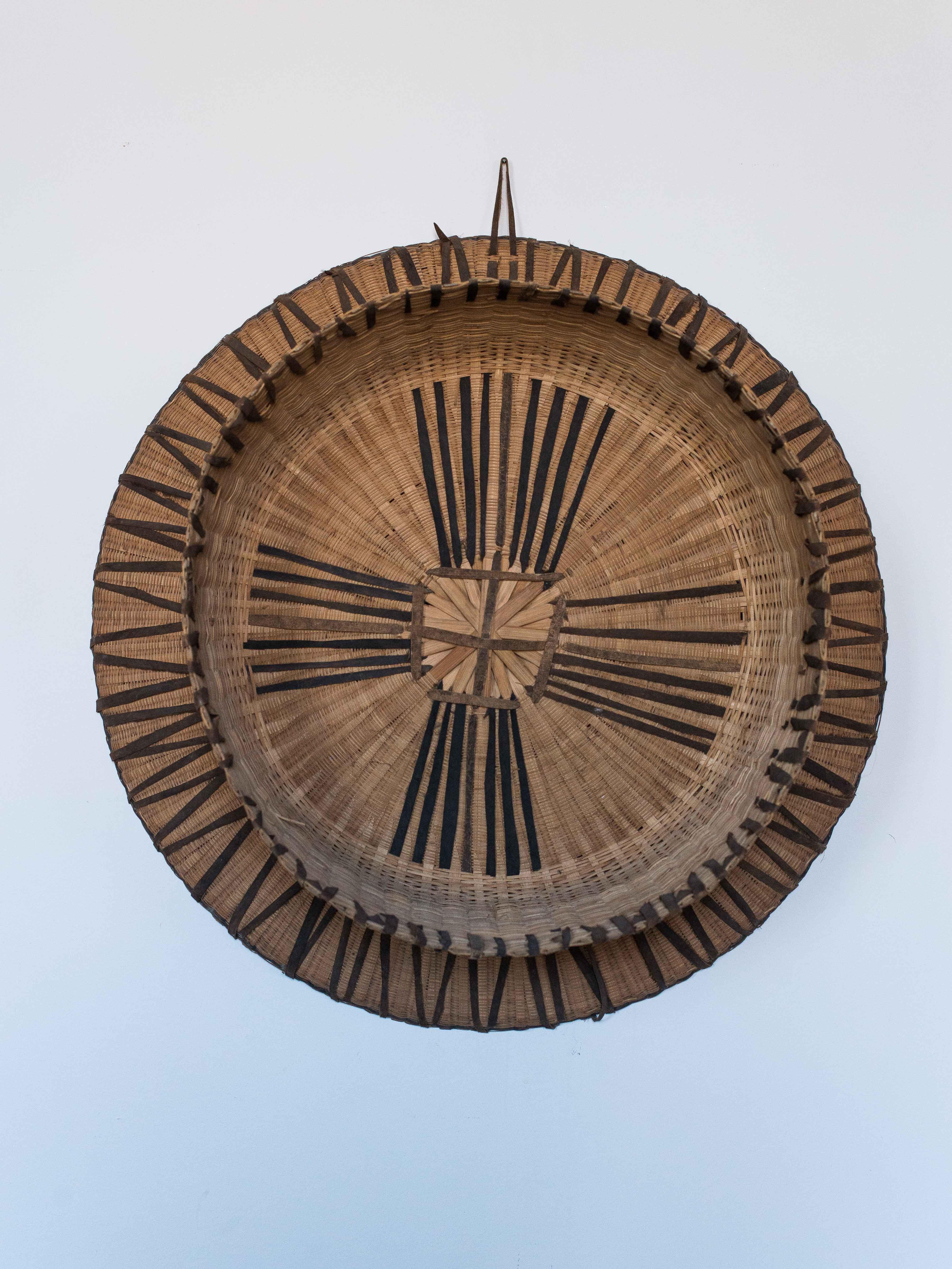 Very Large Wall Basket, Straw and Leather, African Folk Art 1970 In Good Condition For Sale In ROUEN, FR