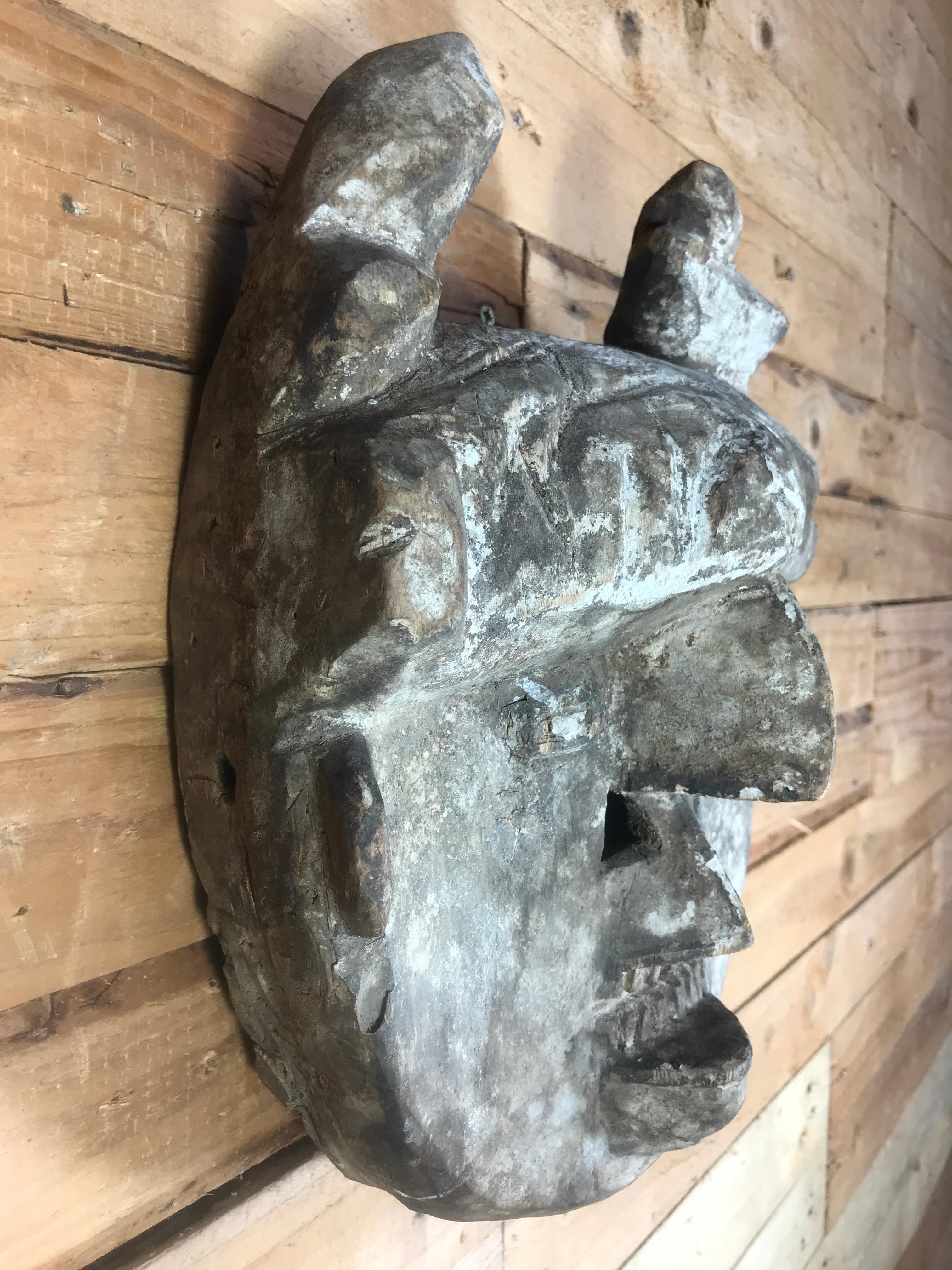 Congolais Masque tribal africain décoratif mural en bois sculpté en vente