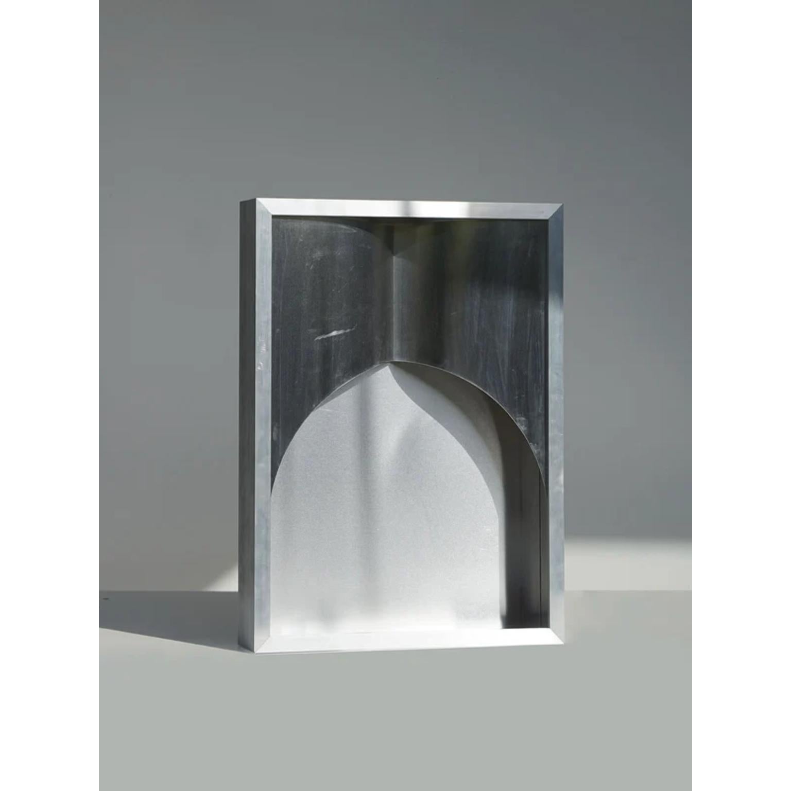 Dekoratives Wandpaneel aus Aluminium von Touch With Eyes
Abmessungen: T 8 x B 55 x H 40 cm.
MATERIALIEN: Metall und Aluminium. 
Gewicht: 1 kg. 

Die Abmessungen können variieren. Bitte kontaktieren Sie uns.

TOUCH WITH EYES ist ein Designerduo,