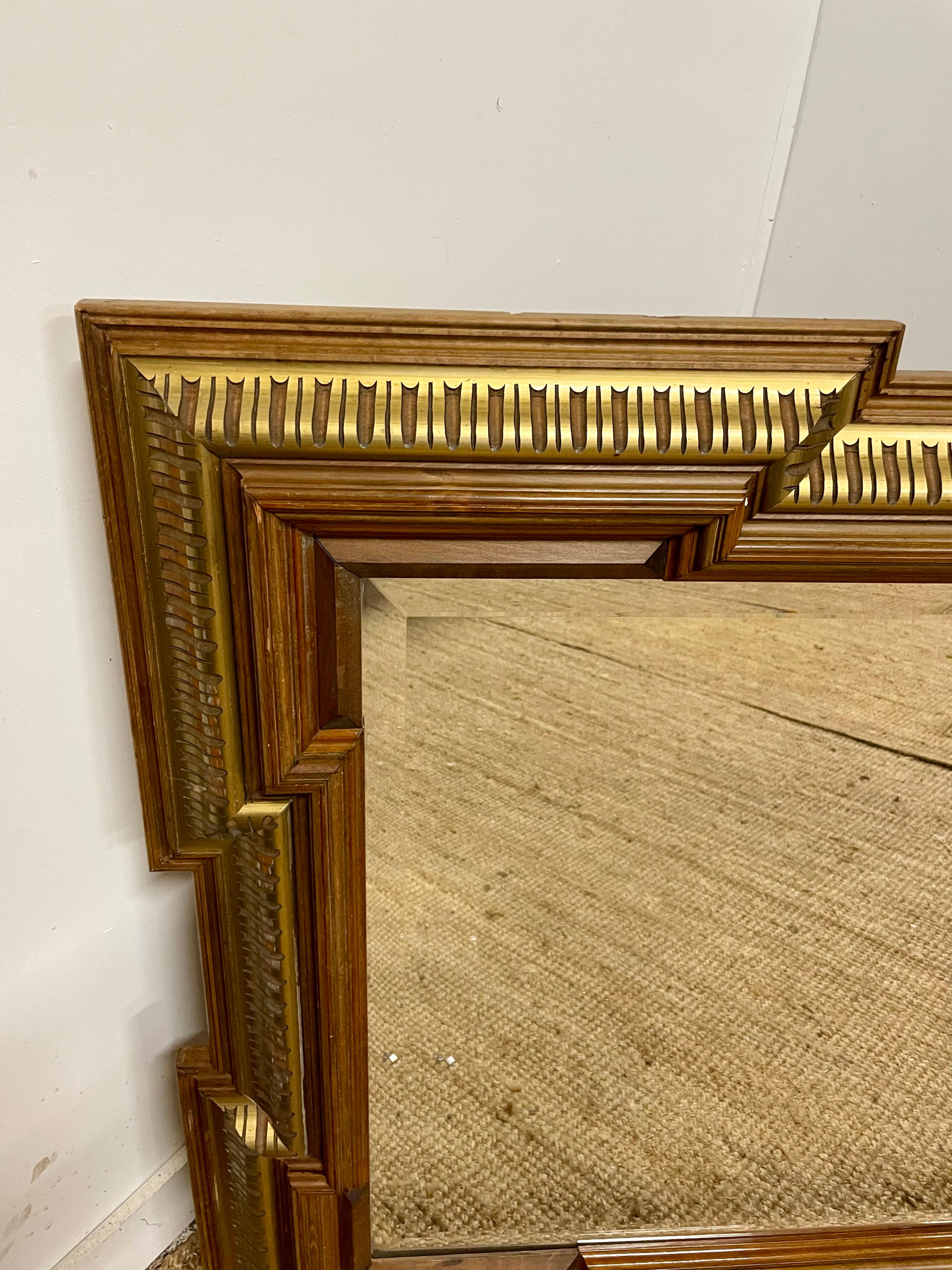Espejo de pared decorativo de nogal y paquetería dorada en venta 5