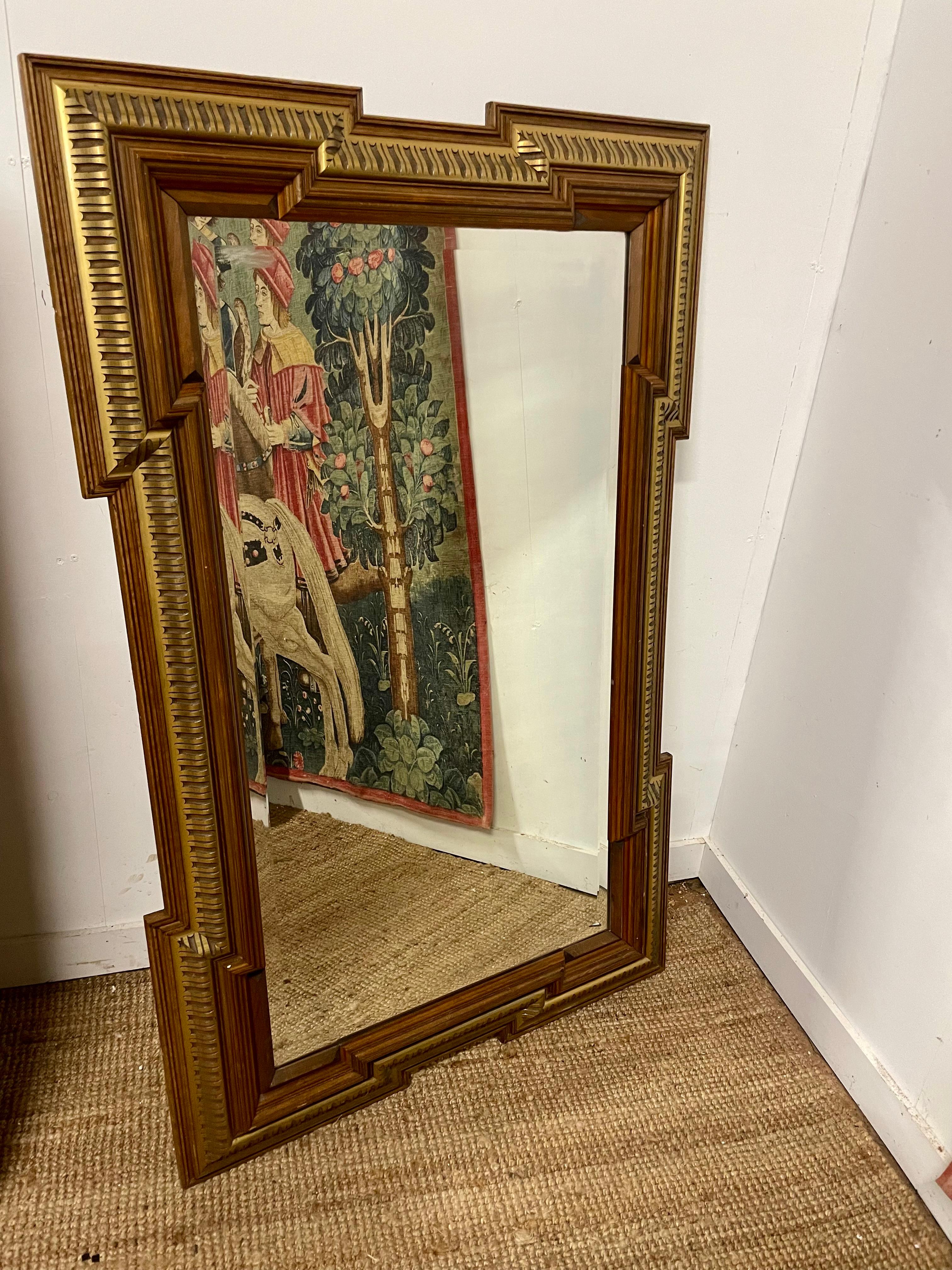 Espejo de pared muy decorativo de finales del siglo XIX de nogal macizo y paquetería dorada 

Francés de hacia 1890 con espejo biselado original y respaldo Altura

Se puede colgar en vertical u horizontal 

Altura 58 pulgadas 
Anchura 38 pulgadas 