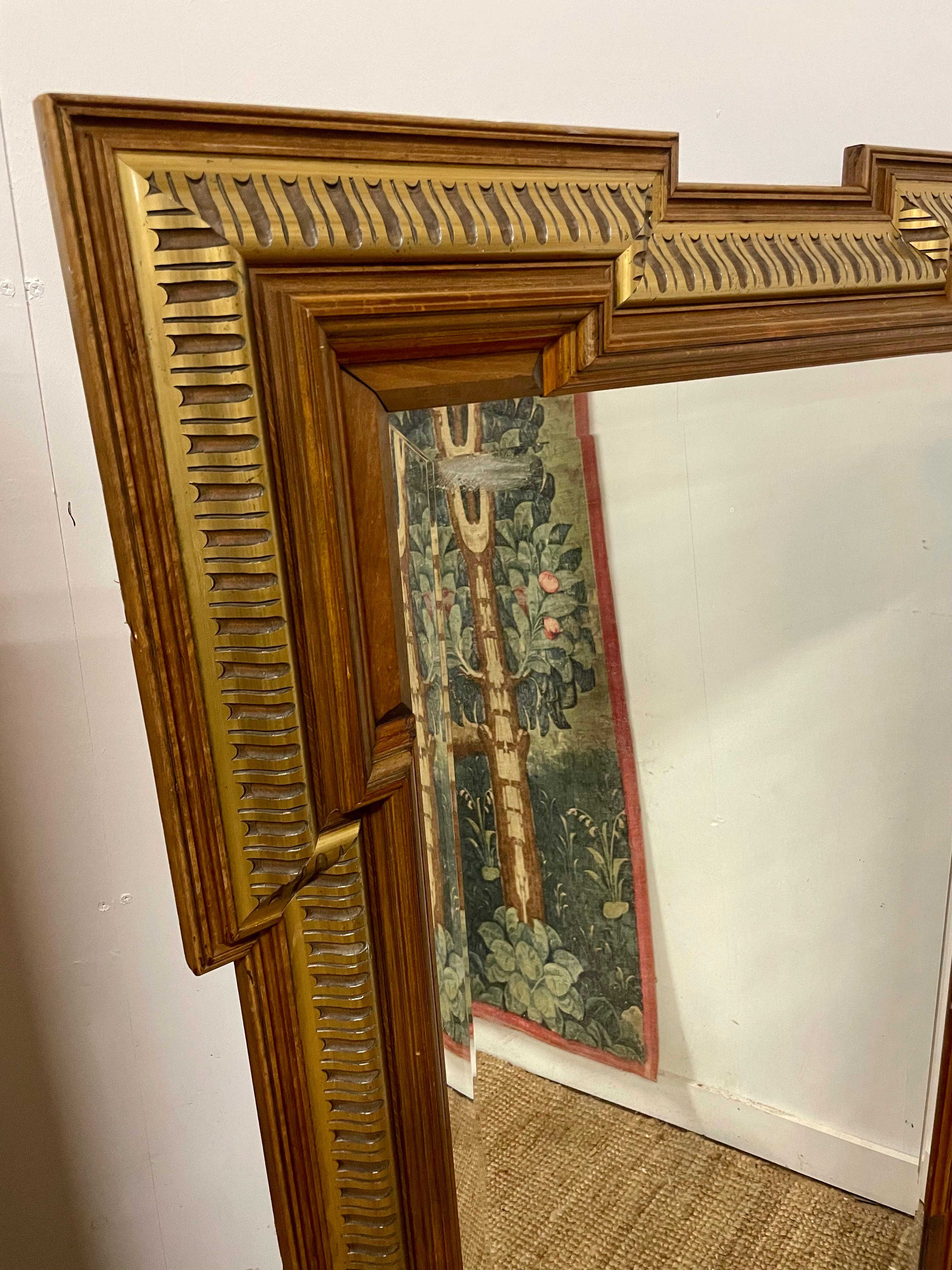 Espejo de pared decorativo de nogal y paquetería dorada Francés en venta