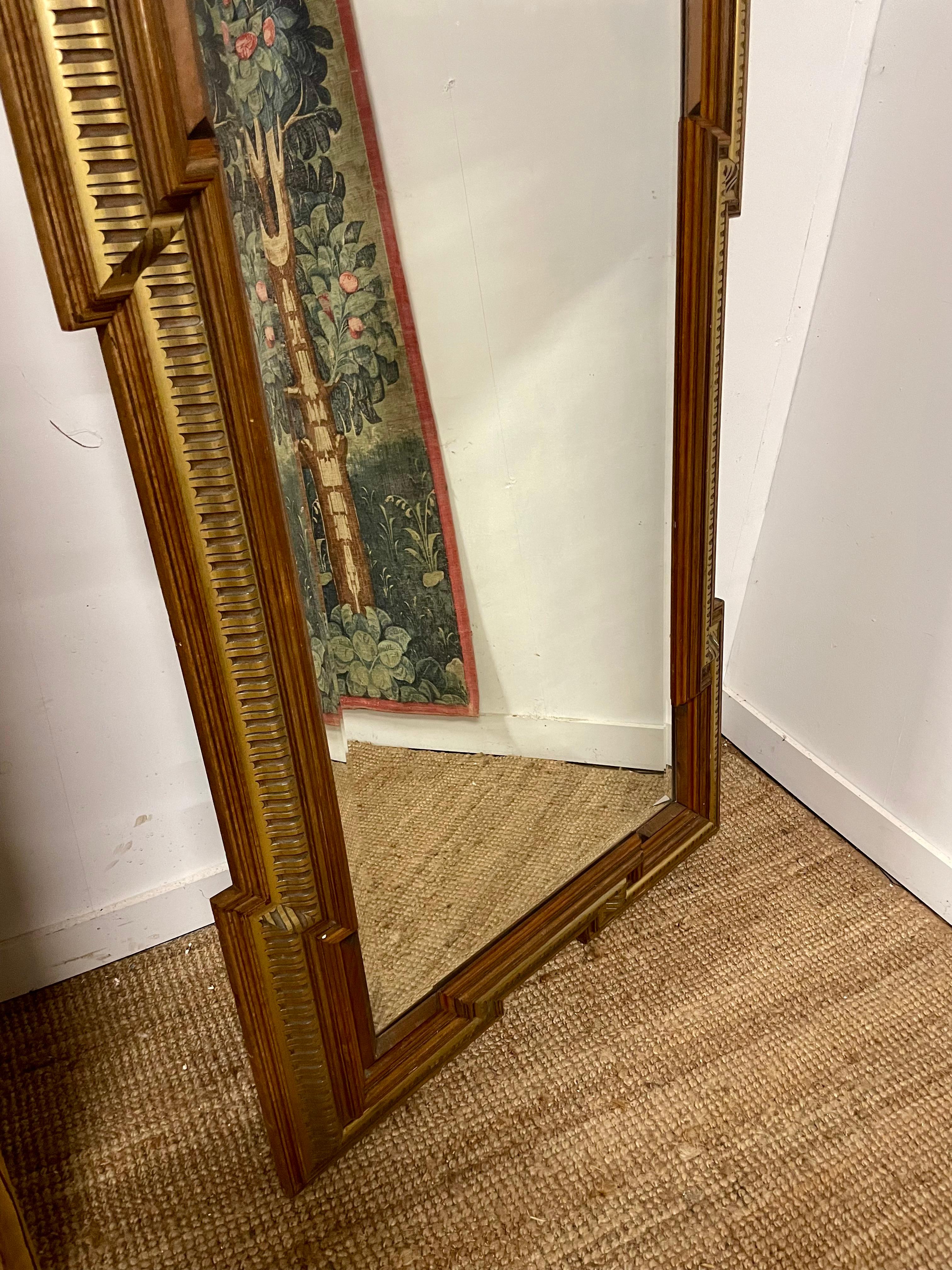 Espejo de pared decorativo de nogal y paquetería dorada Fines del siglo XIX en venta