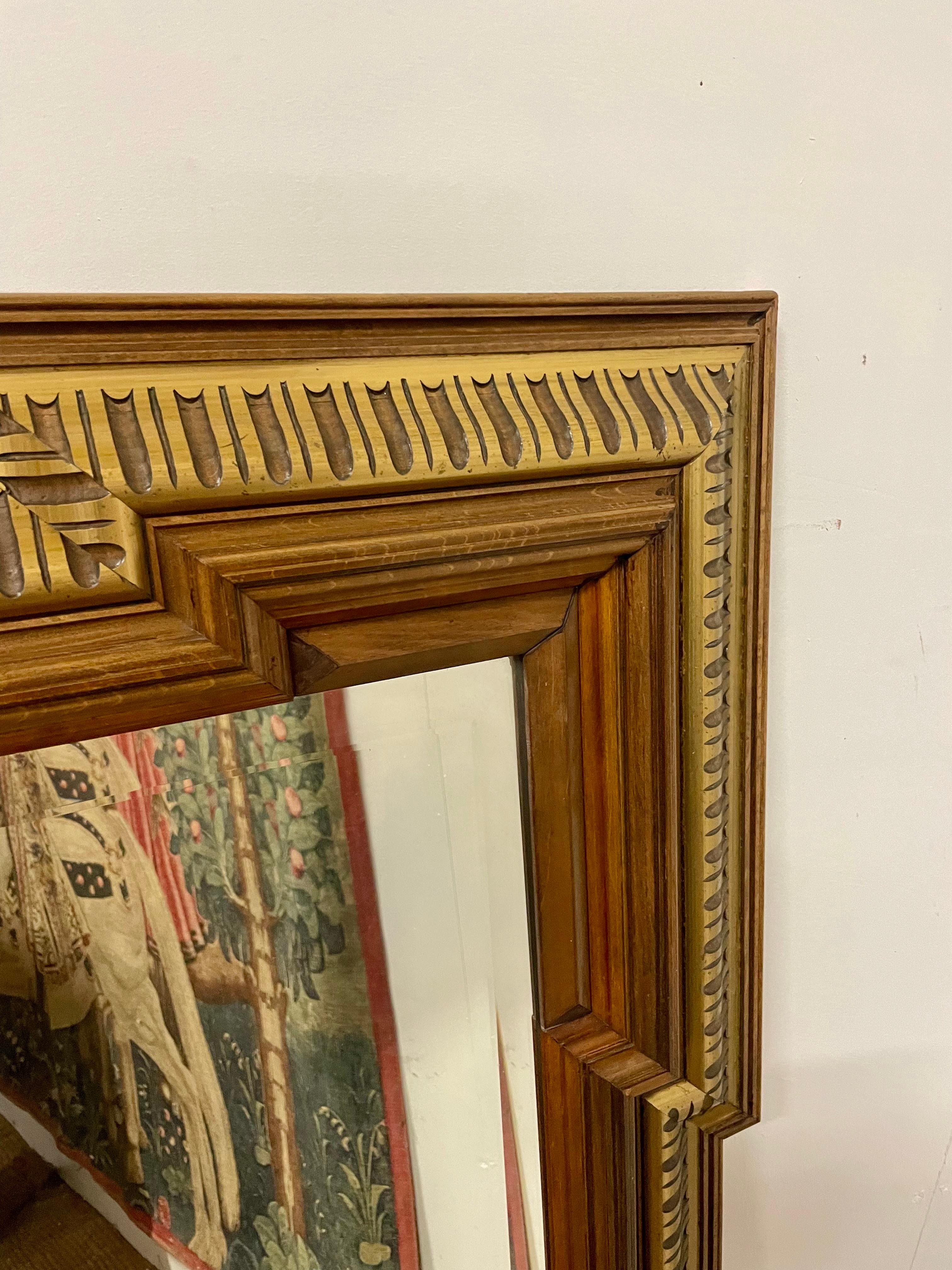 Espejo de pared decorativo de nogal y paquetería dorada en venta 1