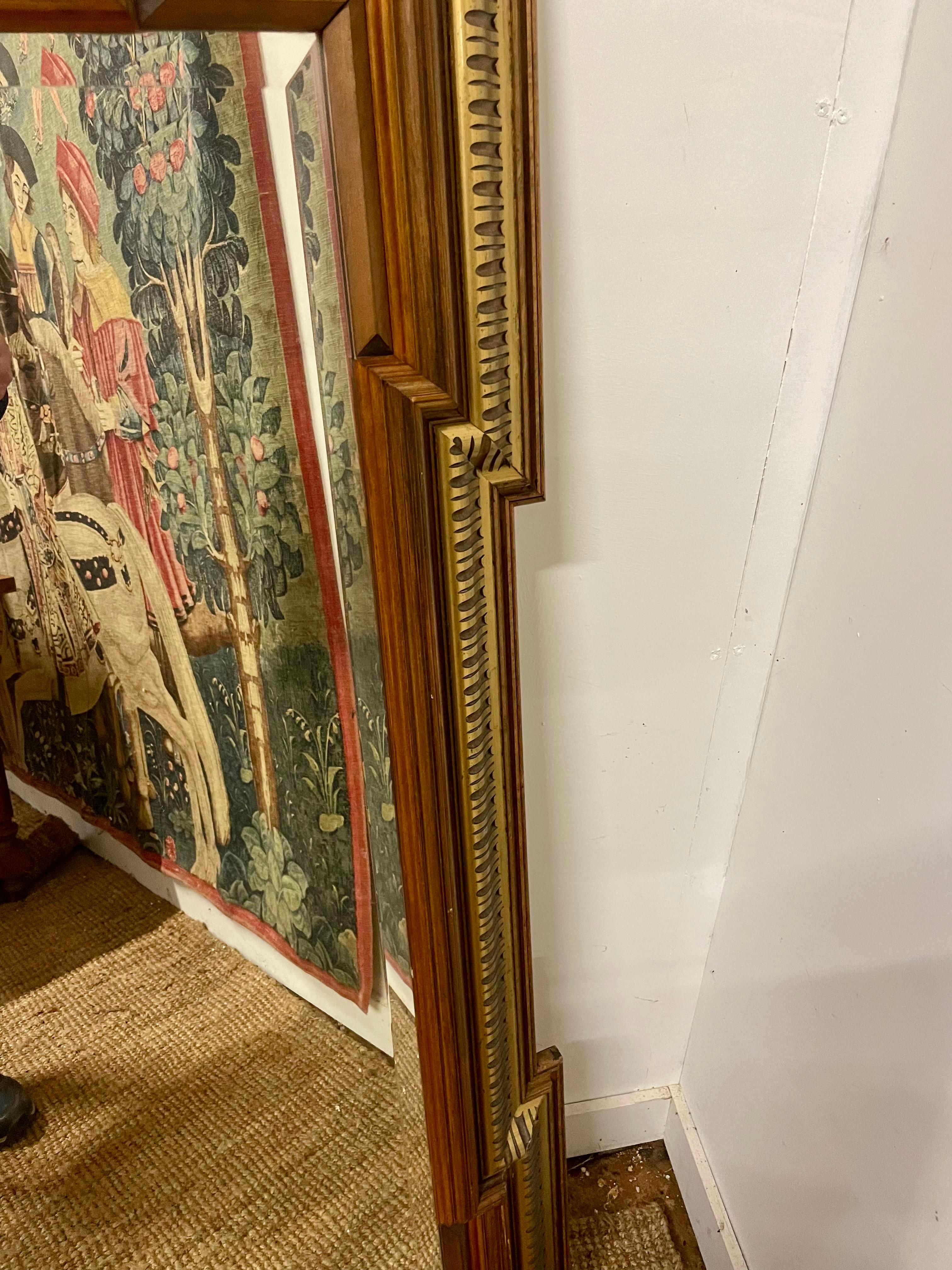 Espejo de pared decorativo de nogal y paquetería dorada en venta 2
