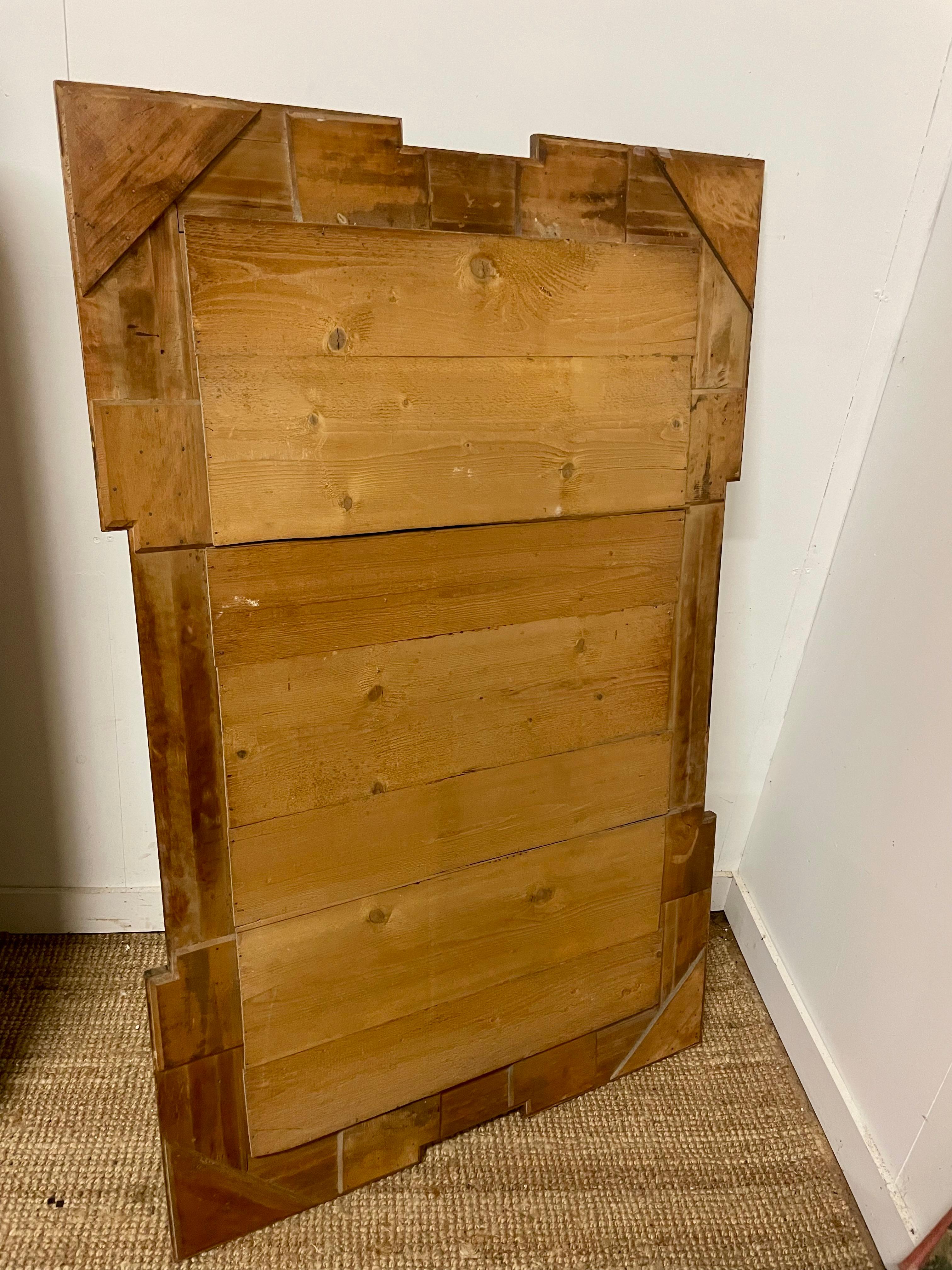 Espejo de pared decorativo de nogal y paquetería dorada en venta 3