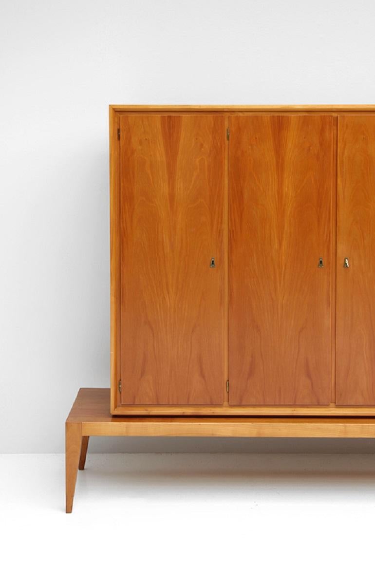 mid-century decorative Walnut Cabinet 1950s In Good Condition For Sale In Antwerpen, Antwerp