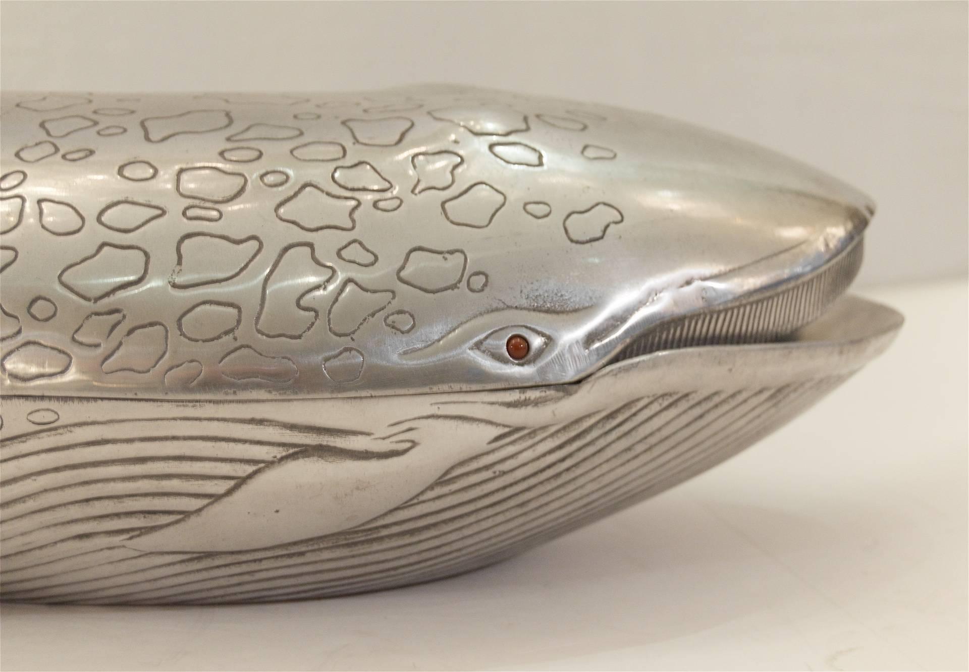 Decorative Whale Bowl or Centrepiece In Excellent Condition In Stamford, CT