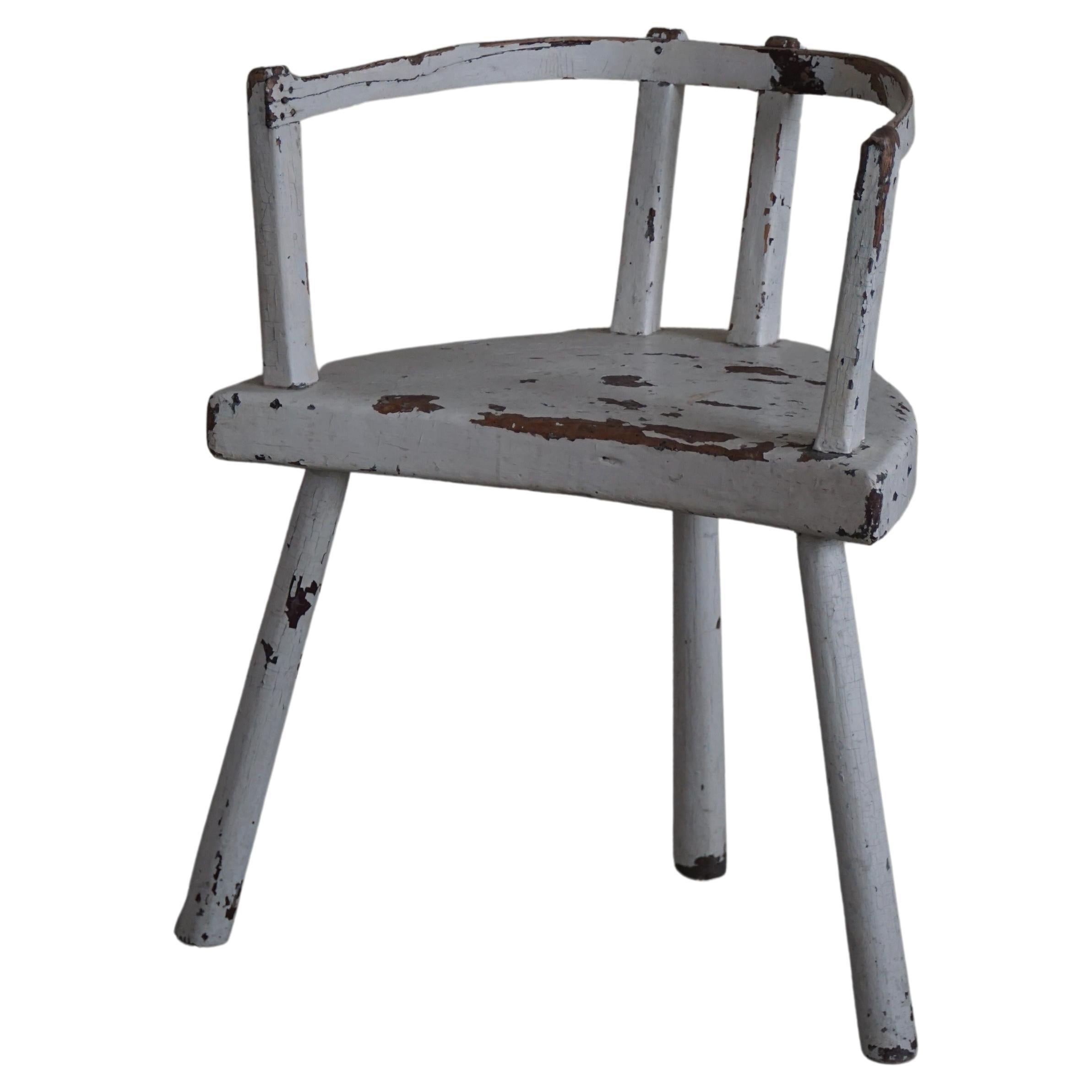 Dekorativer weiß lackierter Sessel, Wabi Sabi, frühes 20. Jahrhundert