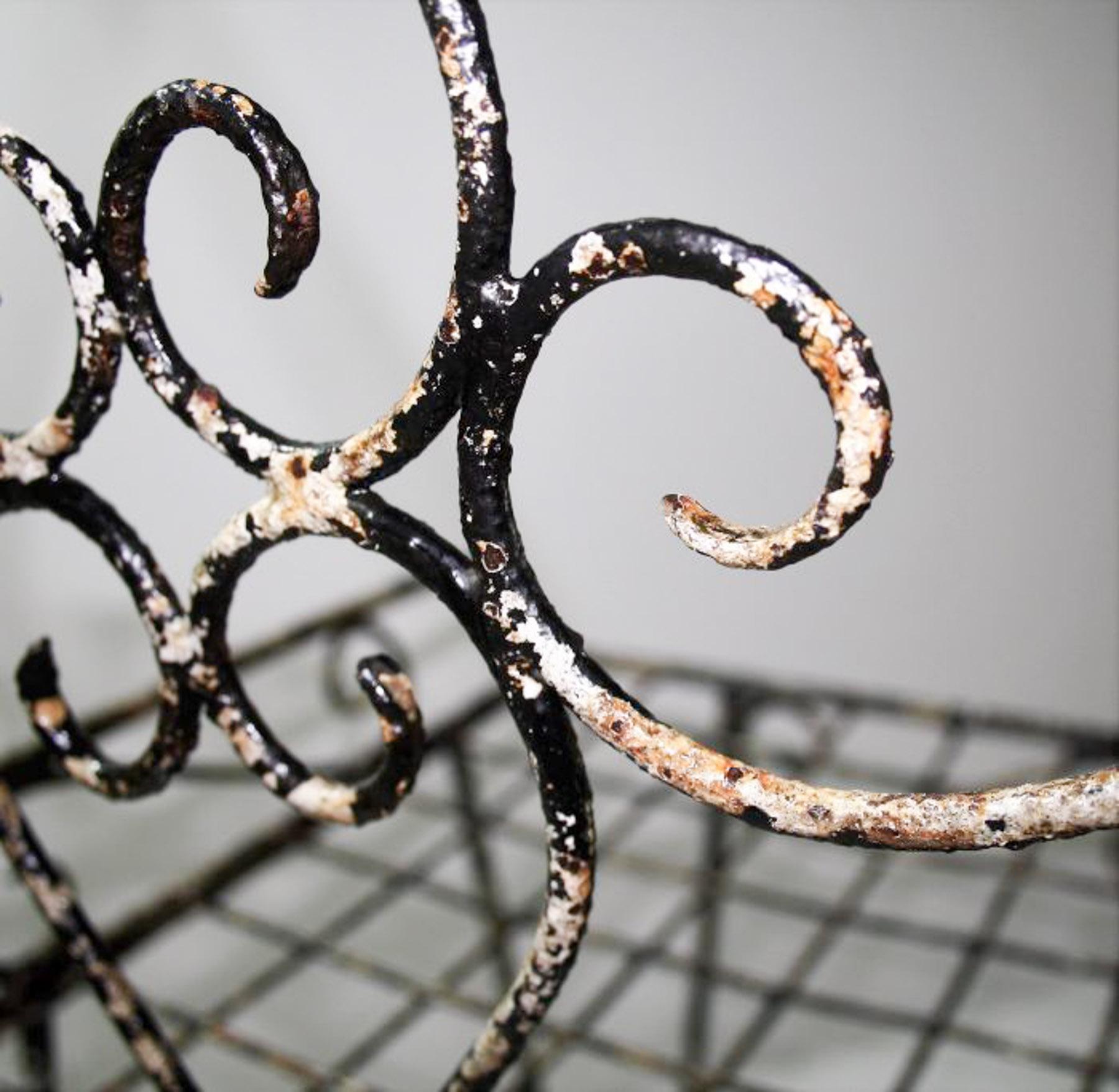 Chaise décorative en métal à volutes en fer forgé avec peinture Patina rustique en vente 7