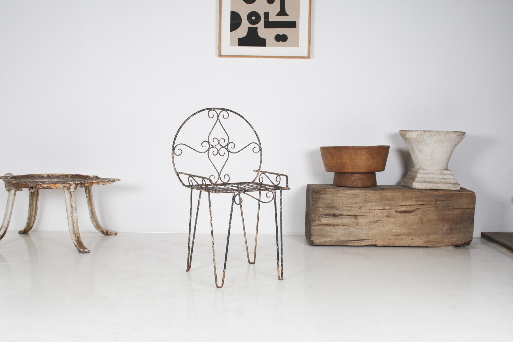 Une chaise en métal à volutes d'une grande simplicité et d'une patine parfaite, telle qu'elle a été trouvée.
Les volutes sont finement effilées, ce qui en fait une belle chaise décorative, idéale comme élément de décoration intérieure, support de