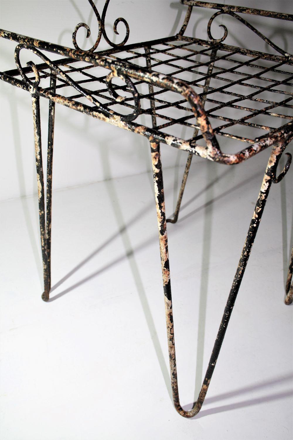 Britannique Chaise décorative en fer forgé à volutes avec ferronnerie et peinture patinée rustique en vente