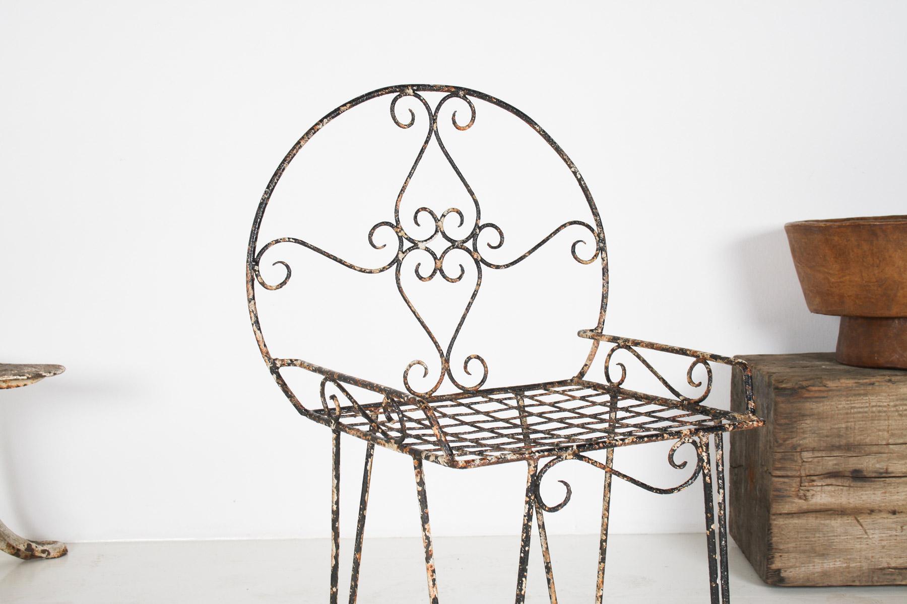 Britannique Chaise décorative en métal à volutes en fer forgé avec peinture Patina rustique en vente