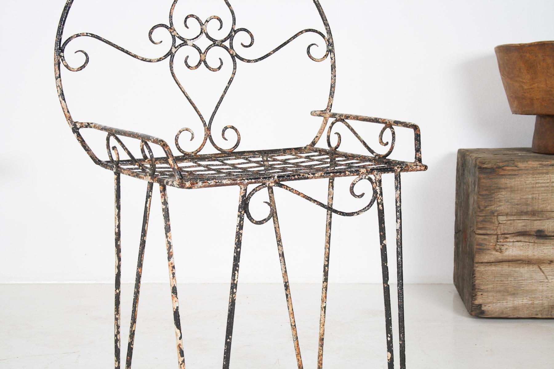 Chaise décorative en métal à volutes en fer forgé avec peinture Patina rustique Bon état - En vente à Llanbrynmair, GB