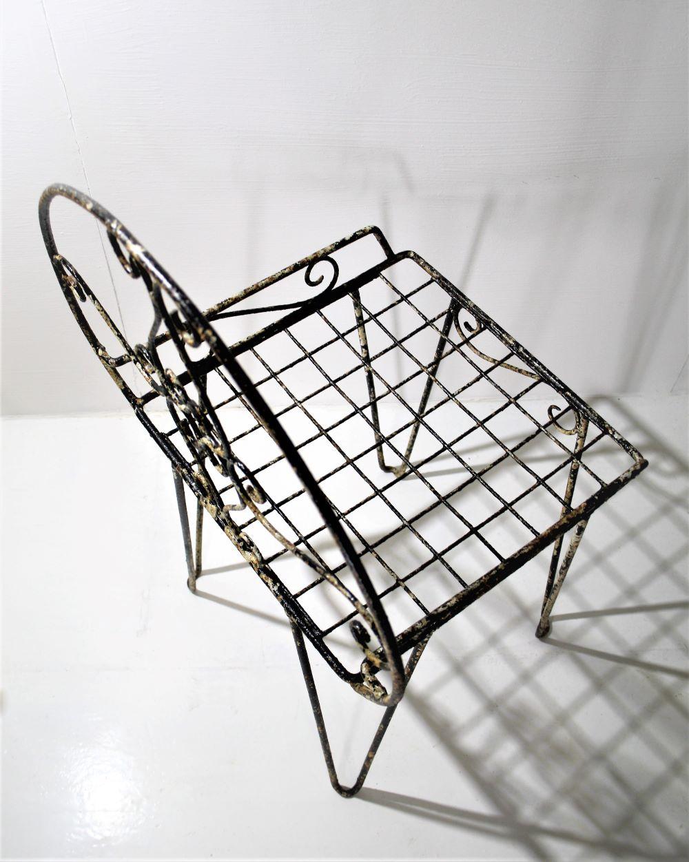 20ième siècle Chaise décorative en fer forgé à volutes avec ferronnerie et peinture patinée rustique en vente