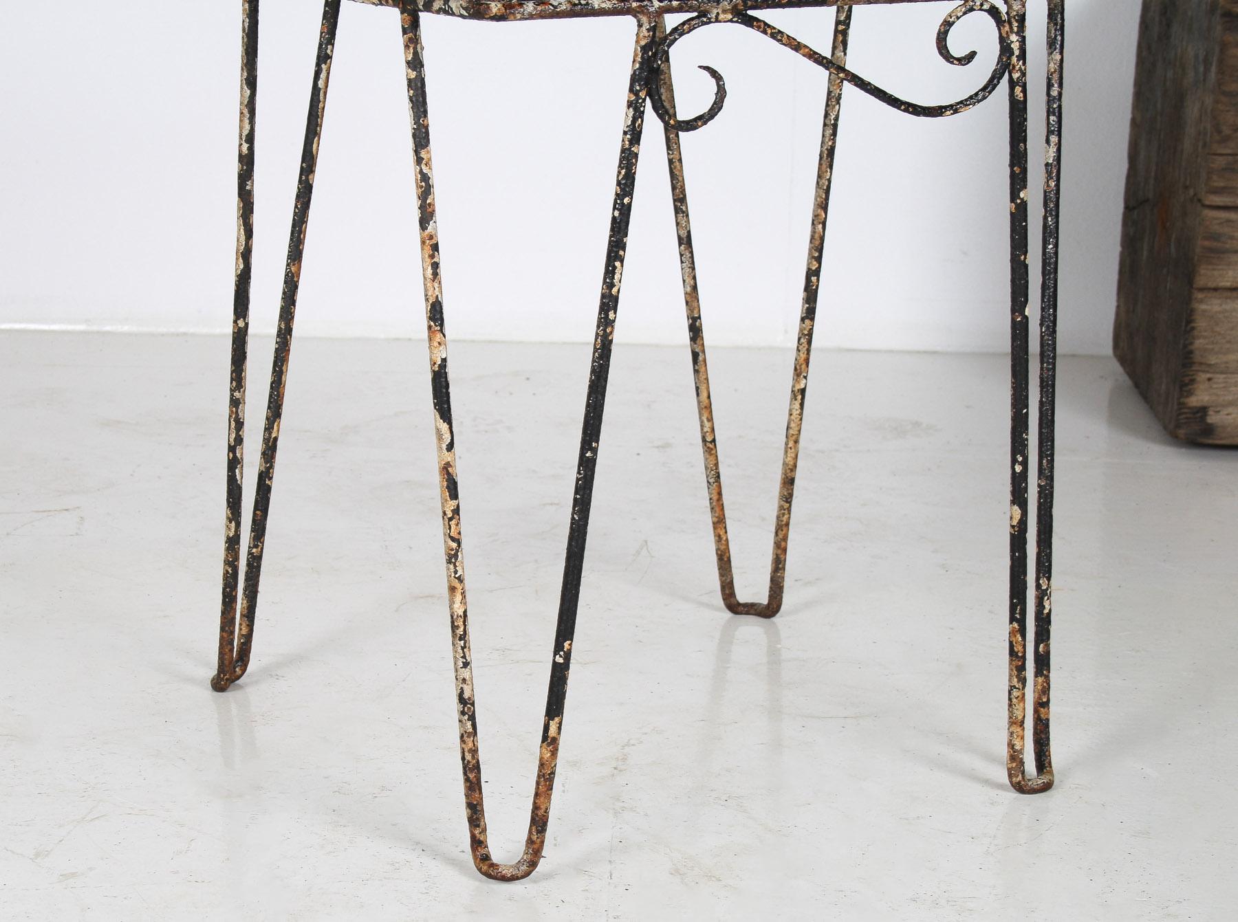 20ième siècle Chaise décorative en métal à volutes en fer forgé avec peinture Patina rustique en vente