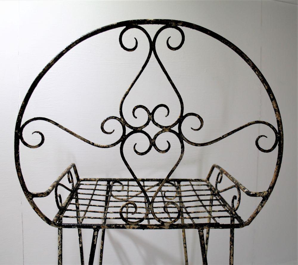 Chaise décorative en fer forgé à volutes avec ferronnerie et peinture patinée rustique en vente 1