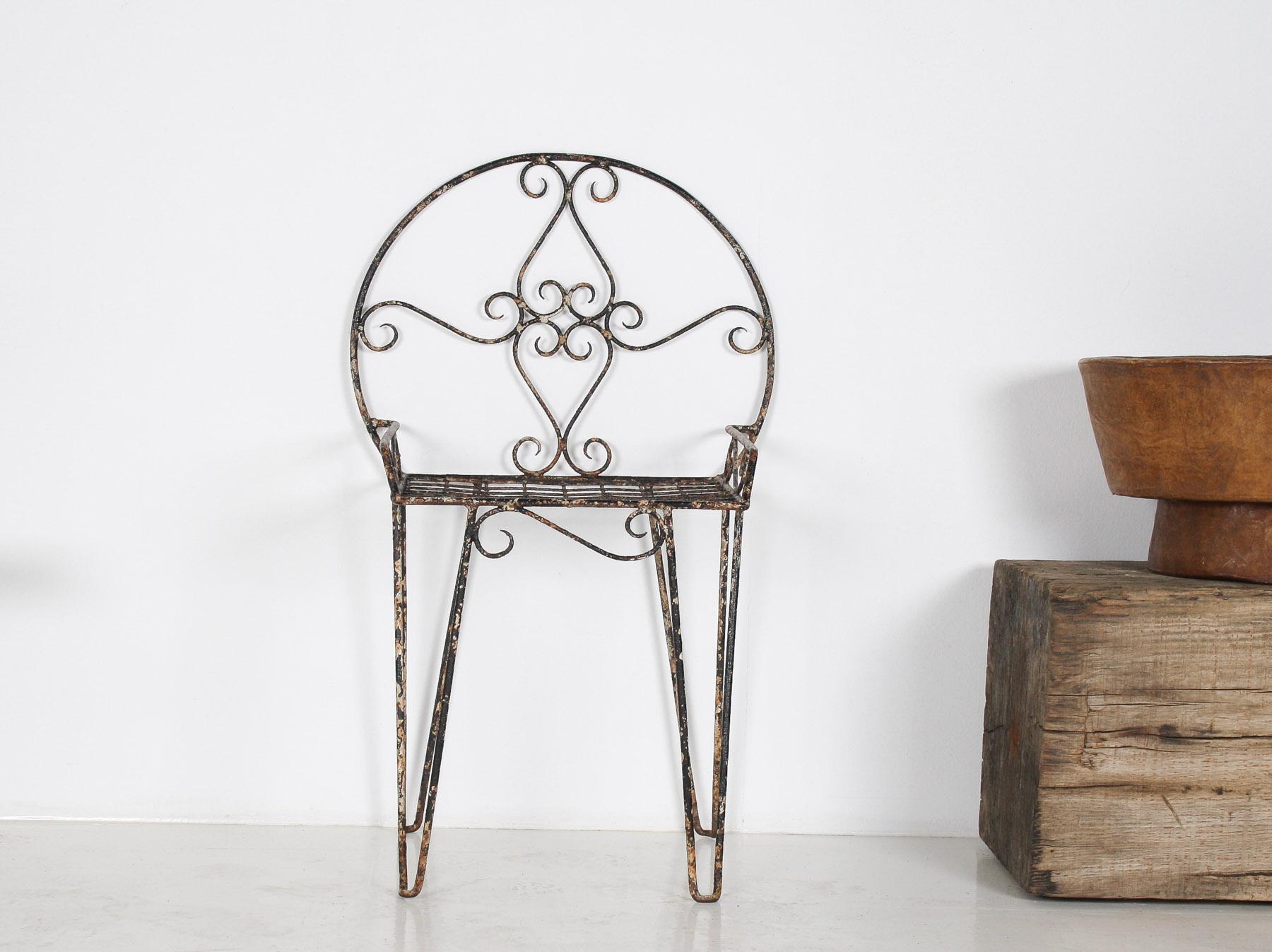Chaise décorative en métal à volutes en fer forgé avec peinture Patina rustique en vente 1