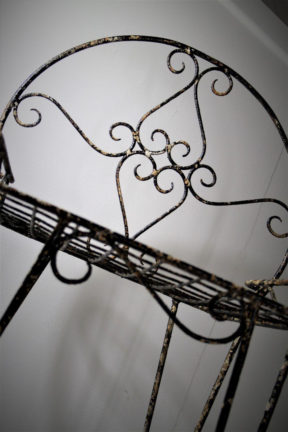 Chaise décorative en fer forgé à volutes avec ferronnerie et peinture patinée rustique en vente 2