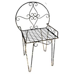 Dekorativer Schmiedeeisen-Metallarbeit-Stuhl mit Drahtgeflecht und rustikaler Patina-Lackierung