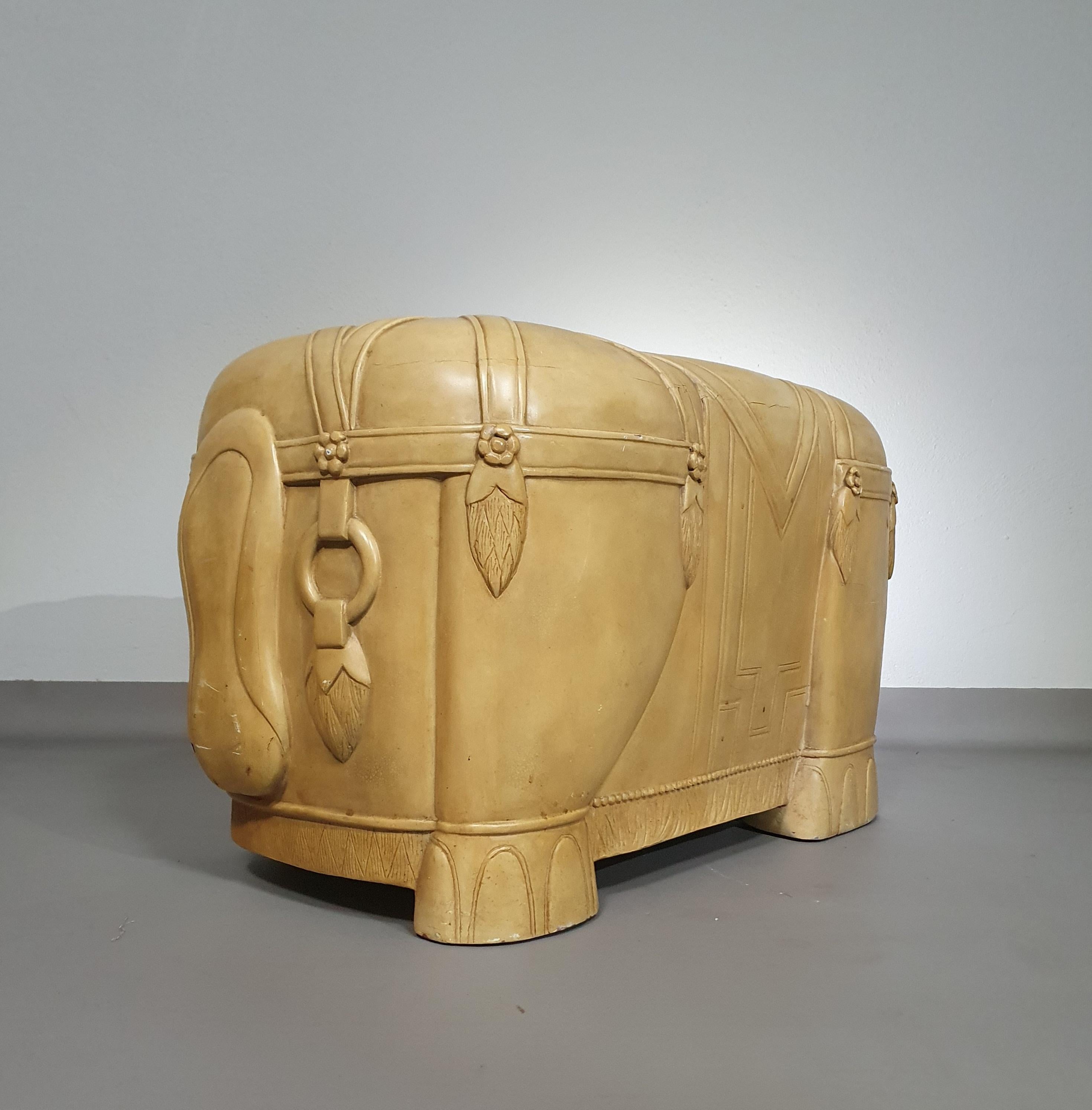 Dekorativer Tisch in Form eines Elefanten aus Holz und Harz im Angebot 8