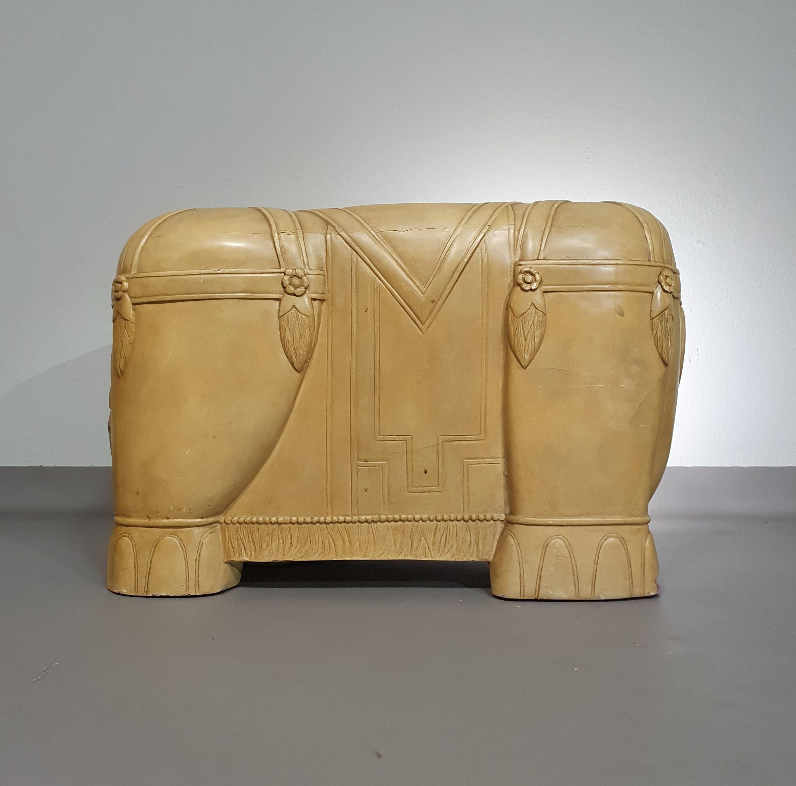 Dekorativer Tisch in Form eines Elefanten aus Holz und Harz im Angebot 13