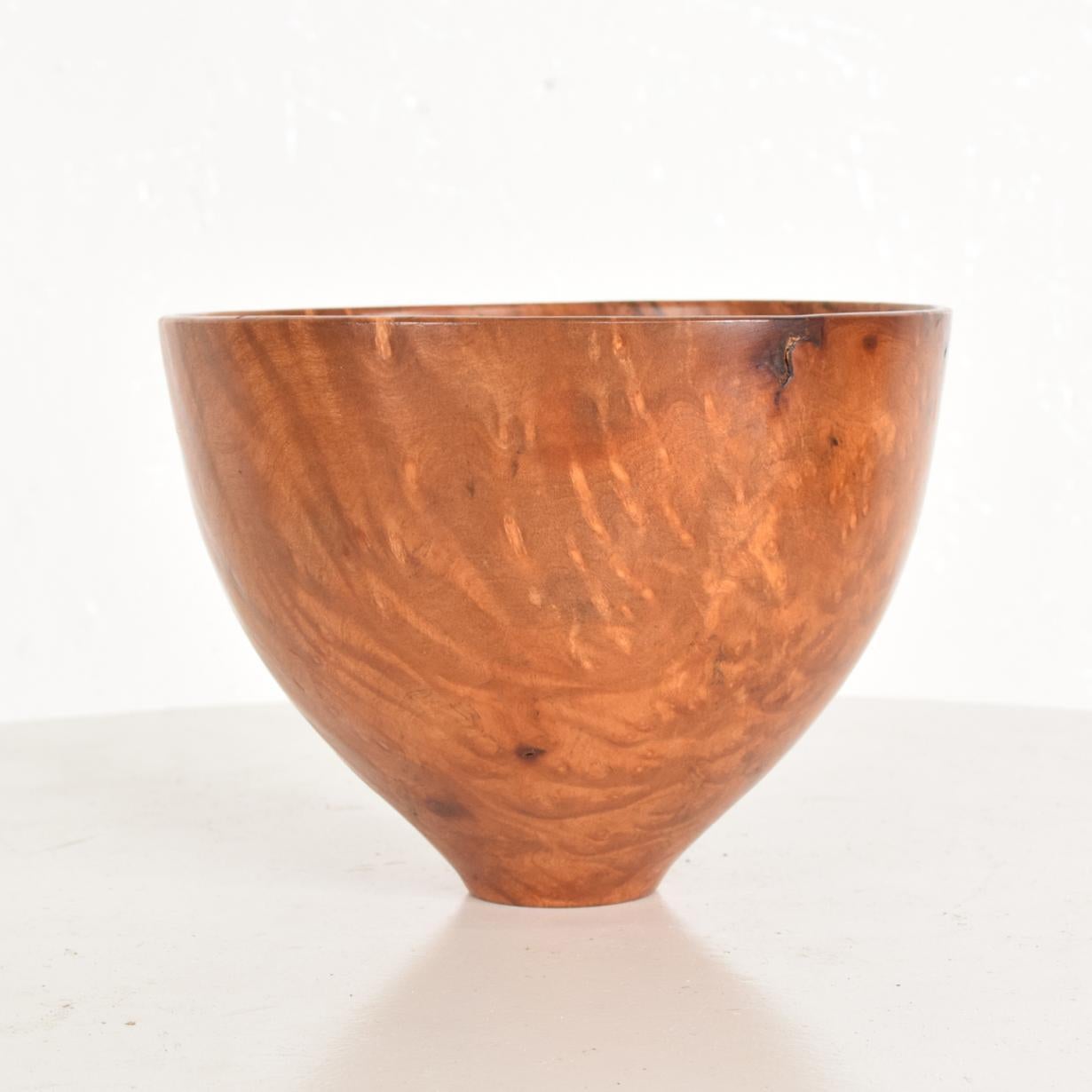 For your consideration, a beautiful hand turned bowl in madrone burl wood. Signed in the lower bottom, unable to read properly the signature, Dated 92'.

Dimensions: 4 1/4