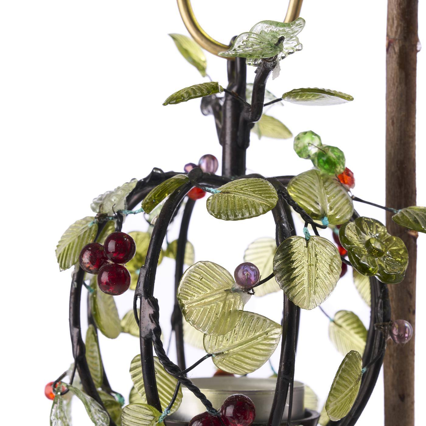 Dekorativer Kerzenständer aus Holz mit Glasbeeren und Blättern Nr. 2 (21. Jahrhundert und zeitgenössisch) im Angebot