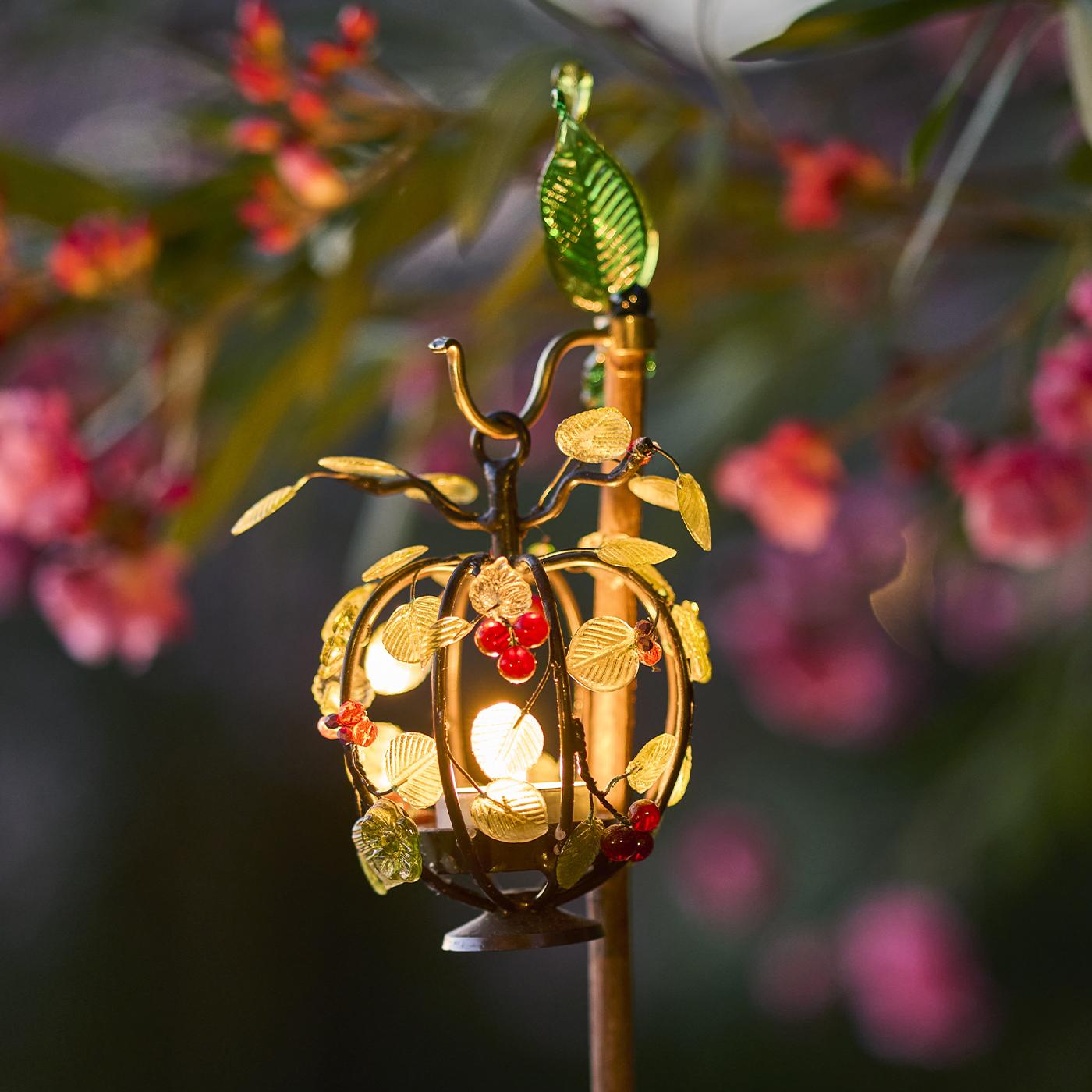 Dekorativer Kerzenständer aus Holz mit Glasbeeren und Blättern Nr. 3 (Italienisch) im Angebot
