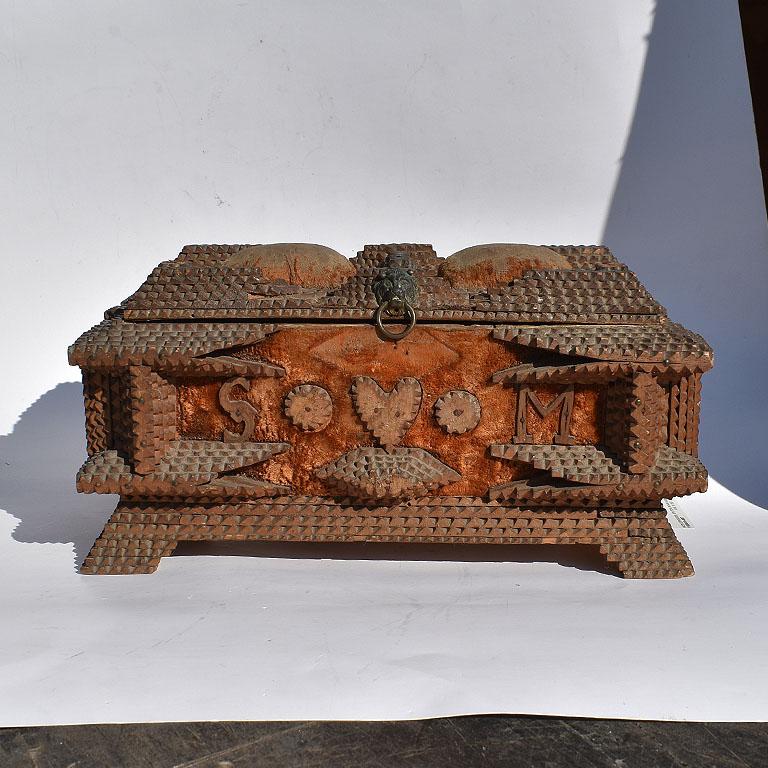 Eine hervorragende Folk Art Matrosen valentine Tramp Art Andenken-Box. Die breite Form dieser schönen, primitiv geschnitzten Holzkiste zeigt die Buchstaben S und M mit einem Herz dazwischen auf beiden Seiten. Zwei gelbe Samtbüschel zieren die