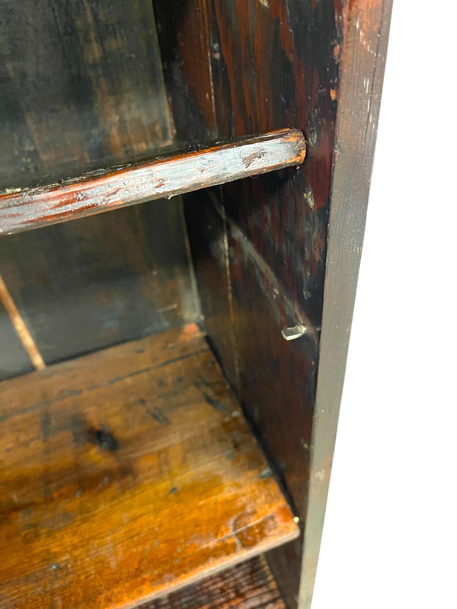 Decorative Wooden Bookcase on Casters - Early 20th Century Open-Shelf Storage in vendita 4