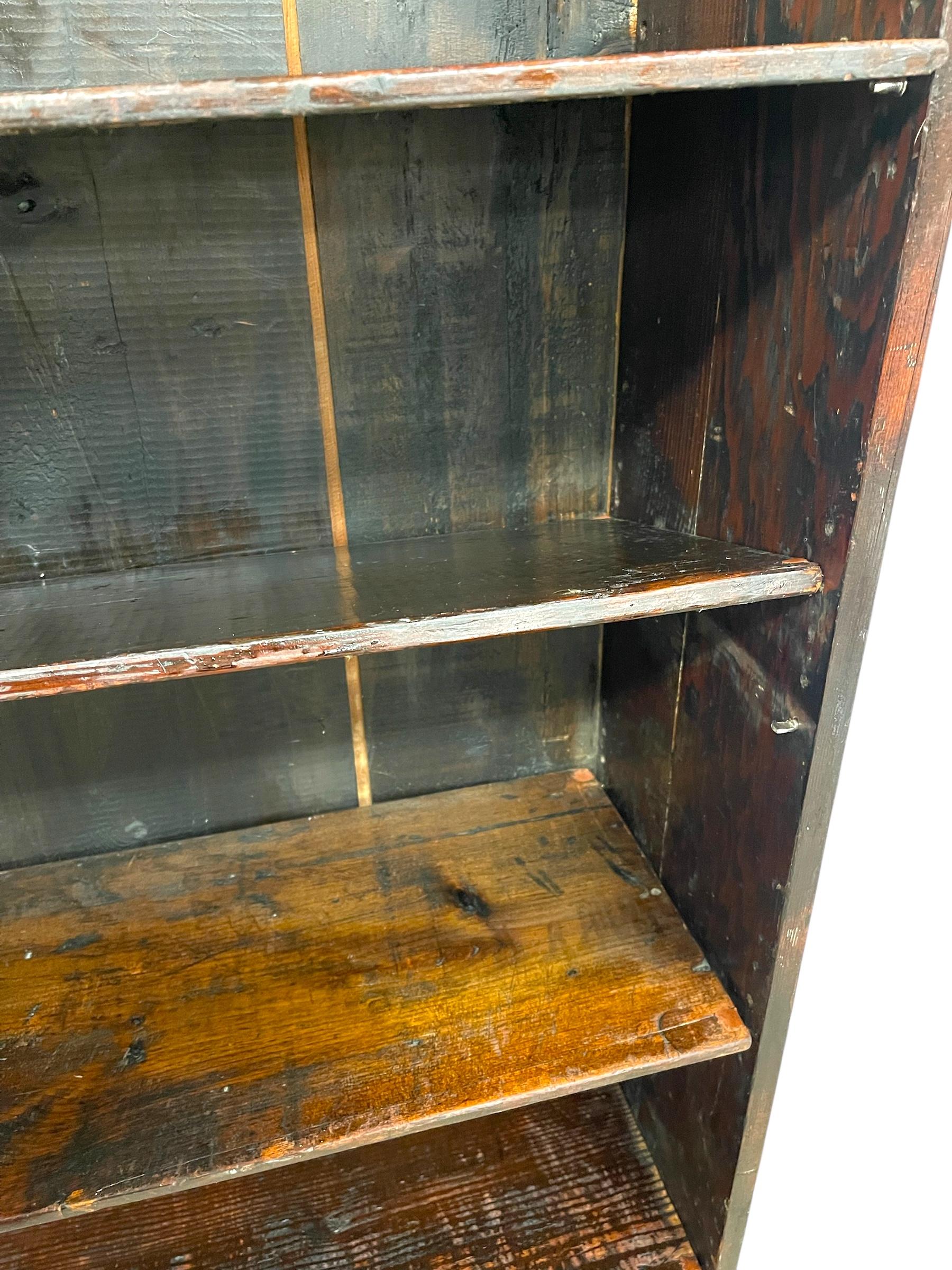 Decorative Wooden Bookcase on Casters - Early 20th Century Open-Shelf Storage in vendita 5