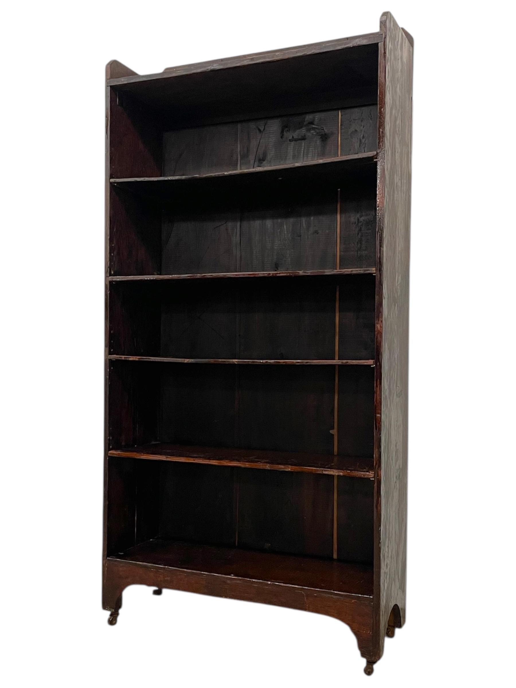 Mid-Century moderno Decorative Wooden Bookcase on Casters - Early 20th Century Open-Shelf Storage in vendita