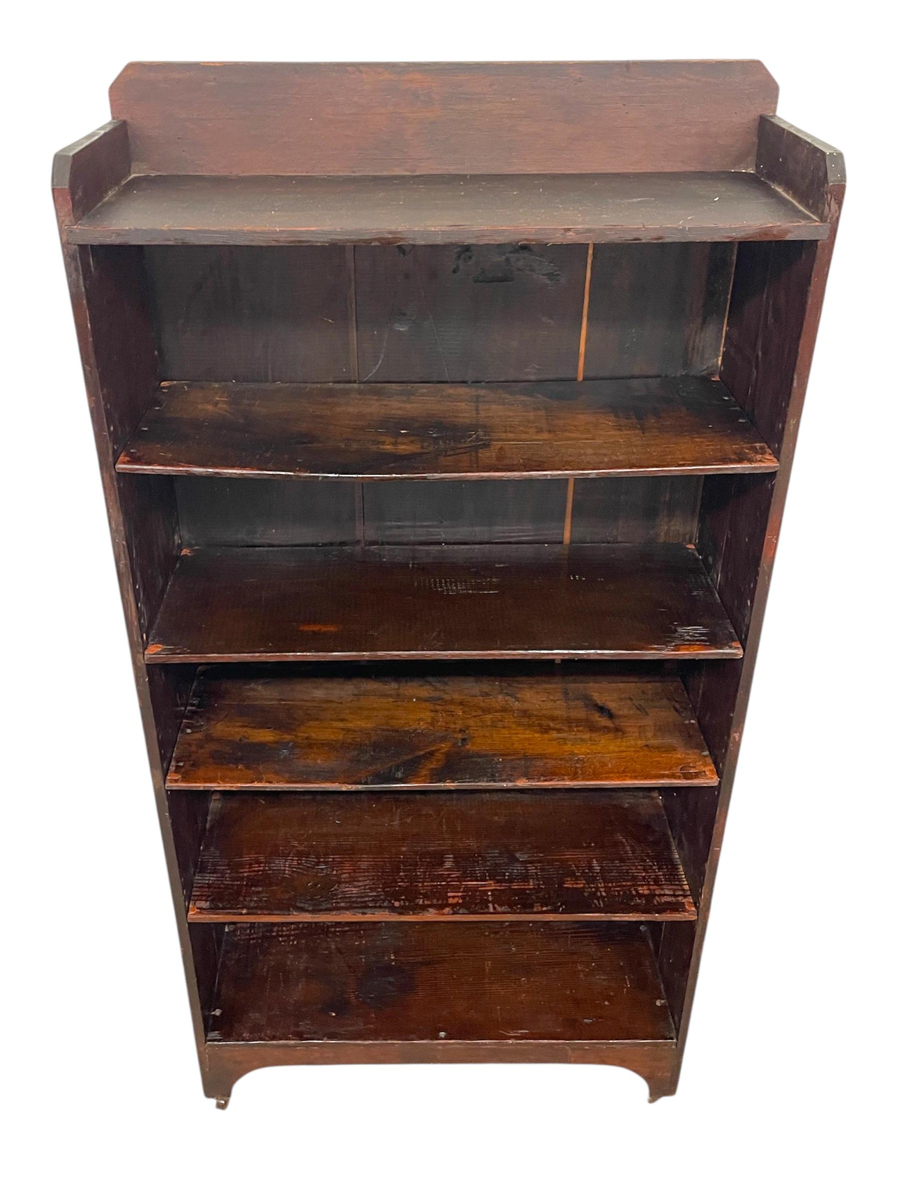 Metallo Decorative Wooden Bookcase on Casters - Early 20th Century Open-Shelf Storage in vendita