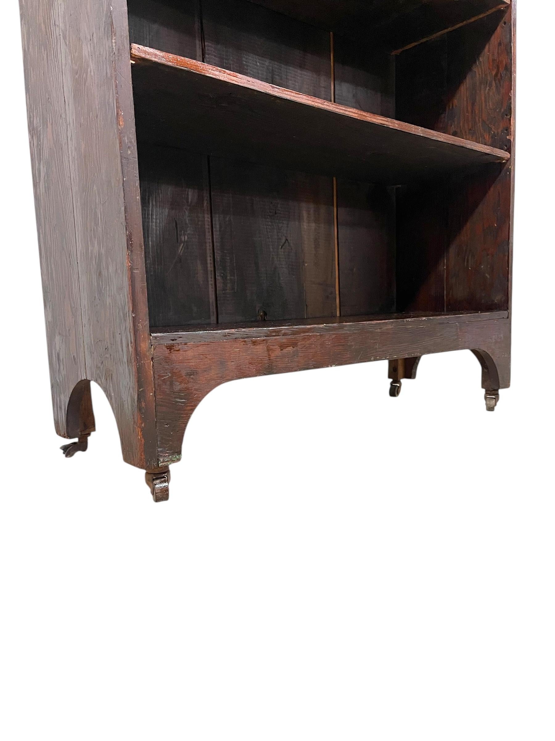 Decorative Wooden Bookcase on Casters - Early 20th Century Open-Shelf Storage in vendita 1