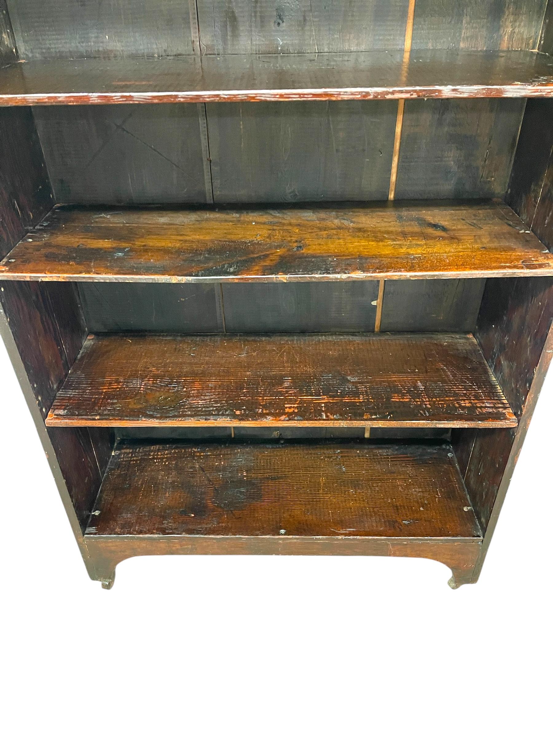 Decorative Wooden Bookcase on Casters - Early 20th Century Open-Shelf Storage in vendita 2