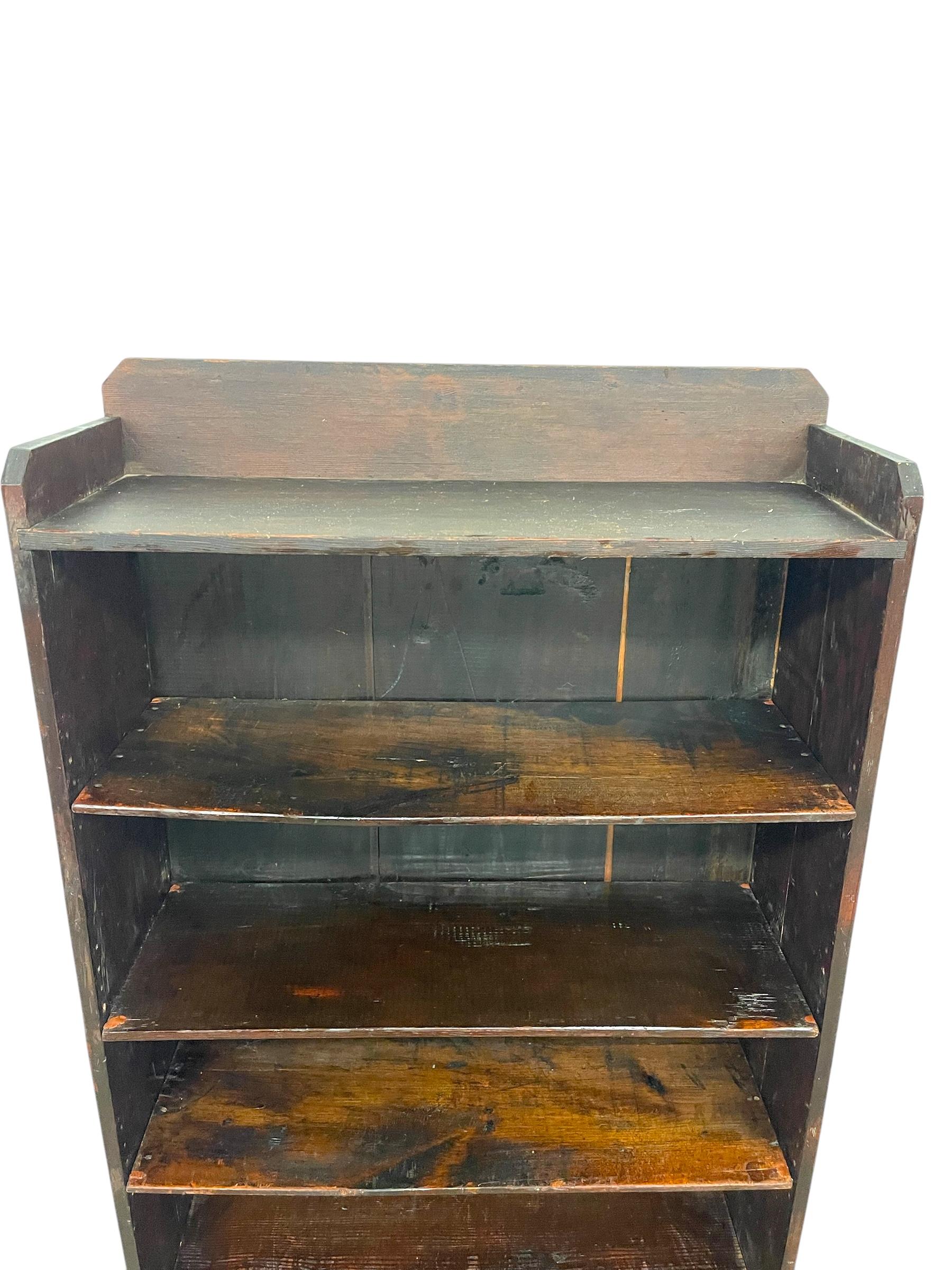 Decorative Wooden Bookcase on Casters - Early 20th Century Open-Shelf Storage in vendita 3
