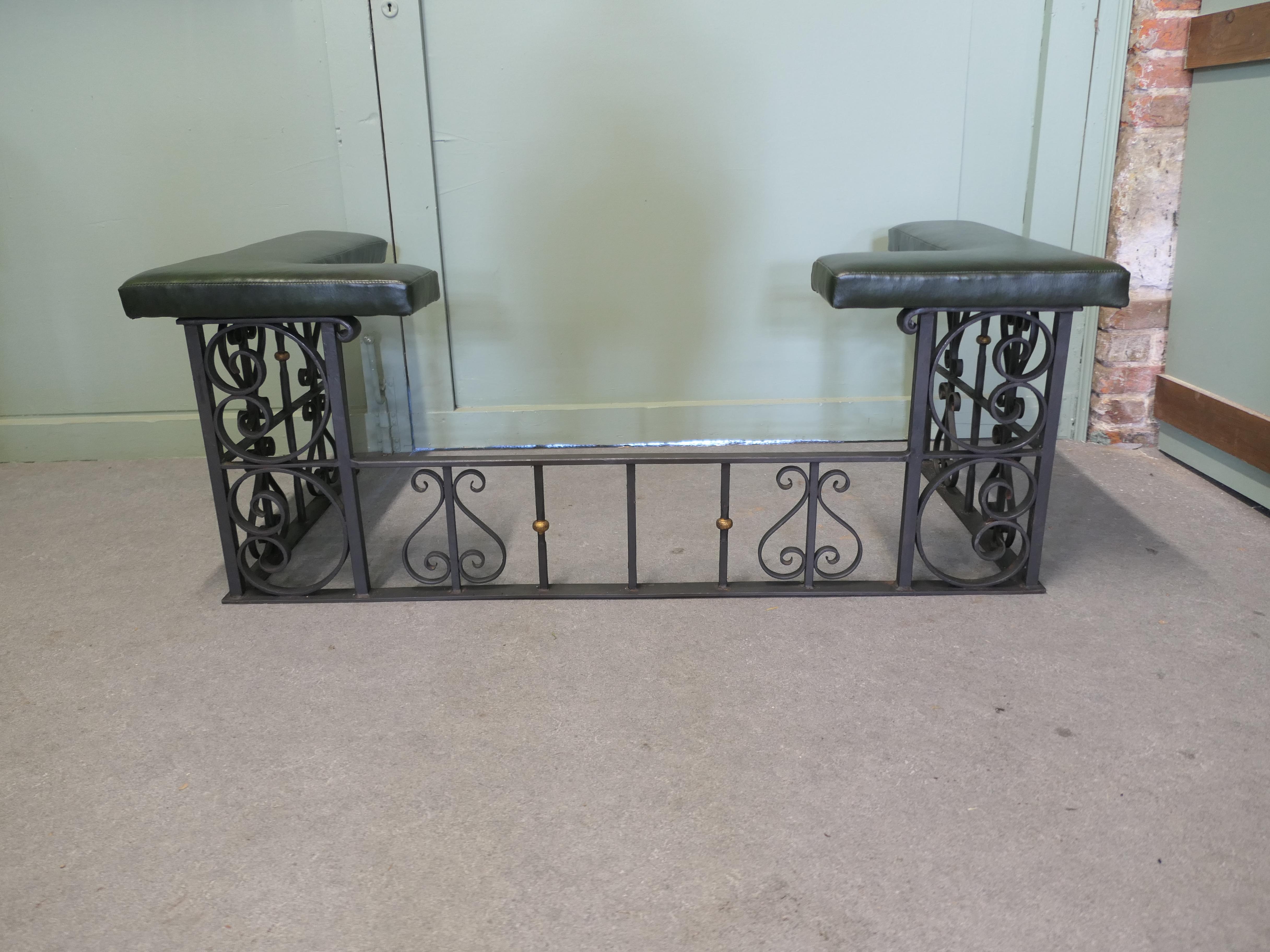 Dekorativer Fender aus Schmiedeeisen und Leder für Keulen (Viktorianisch) im Angebot