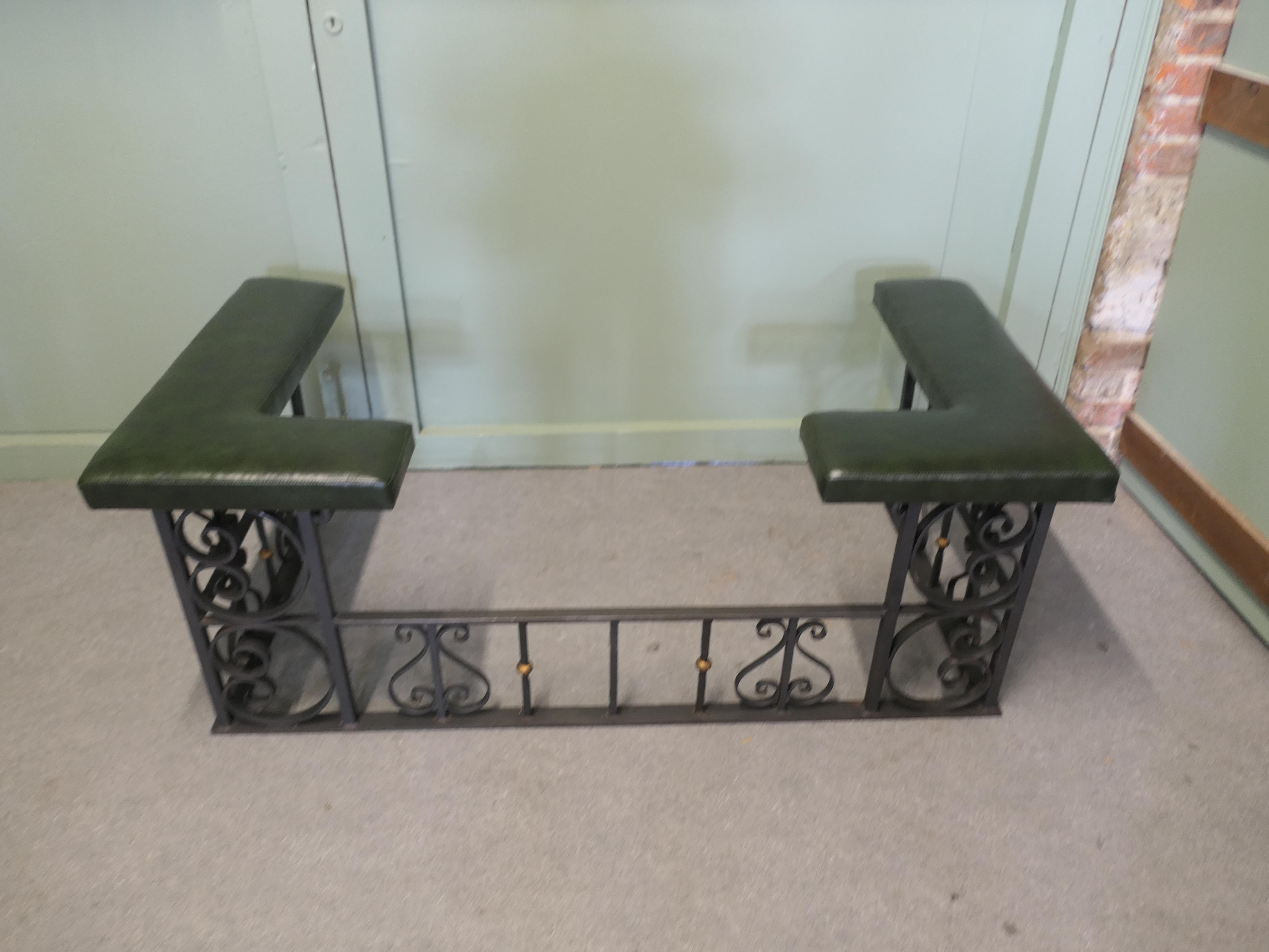 Dekorativer Fender aus Schmiedeeisen und Leder für Keulen im Zustand „Gut“ im Angebot in Godshill, Isle of Wight