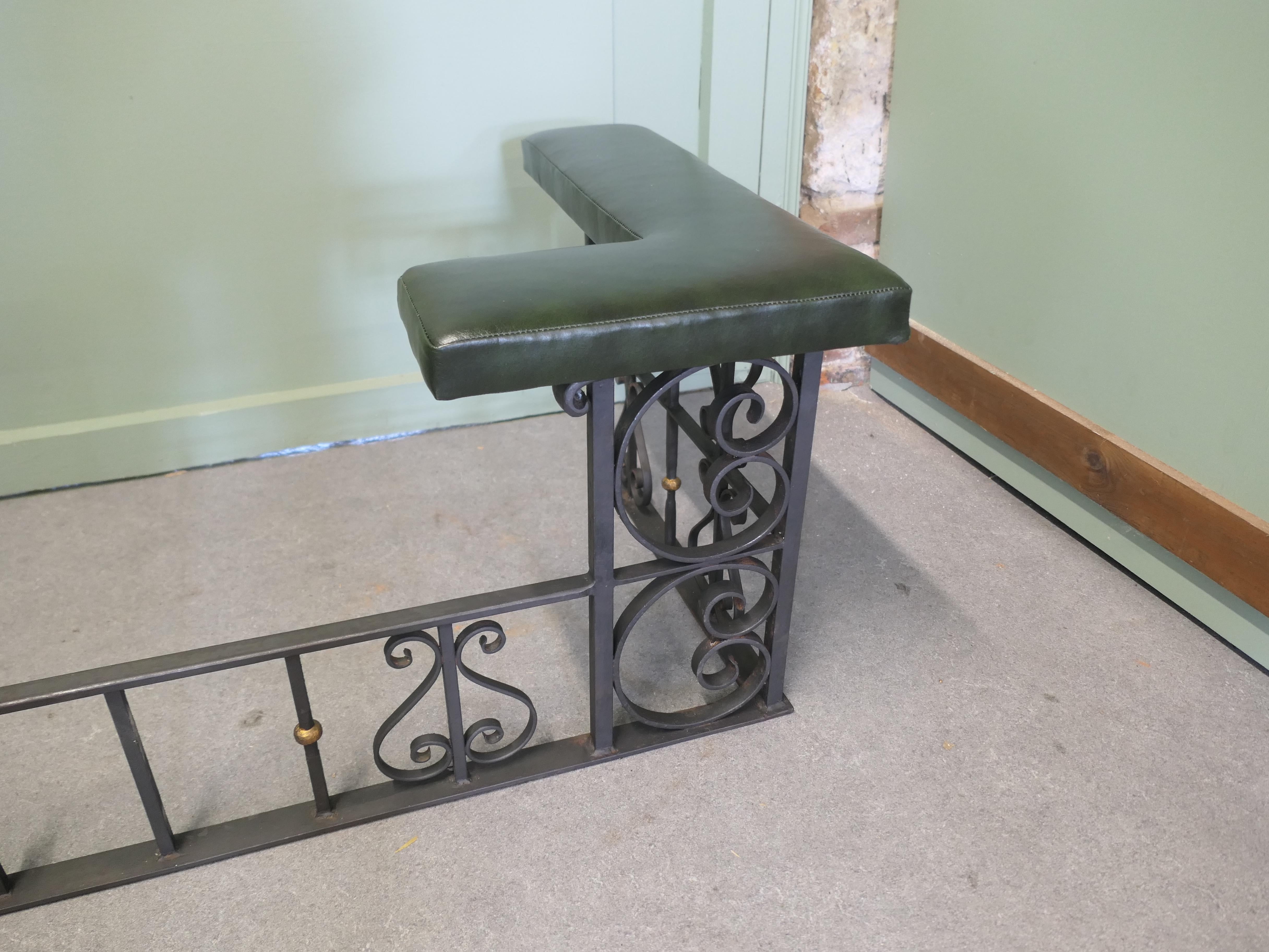 Dekorativer Fender aus Schmiedeeisen und Leder für Keulen (19. Jahrhundert) im Angebot