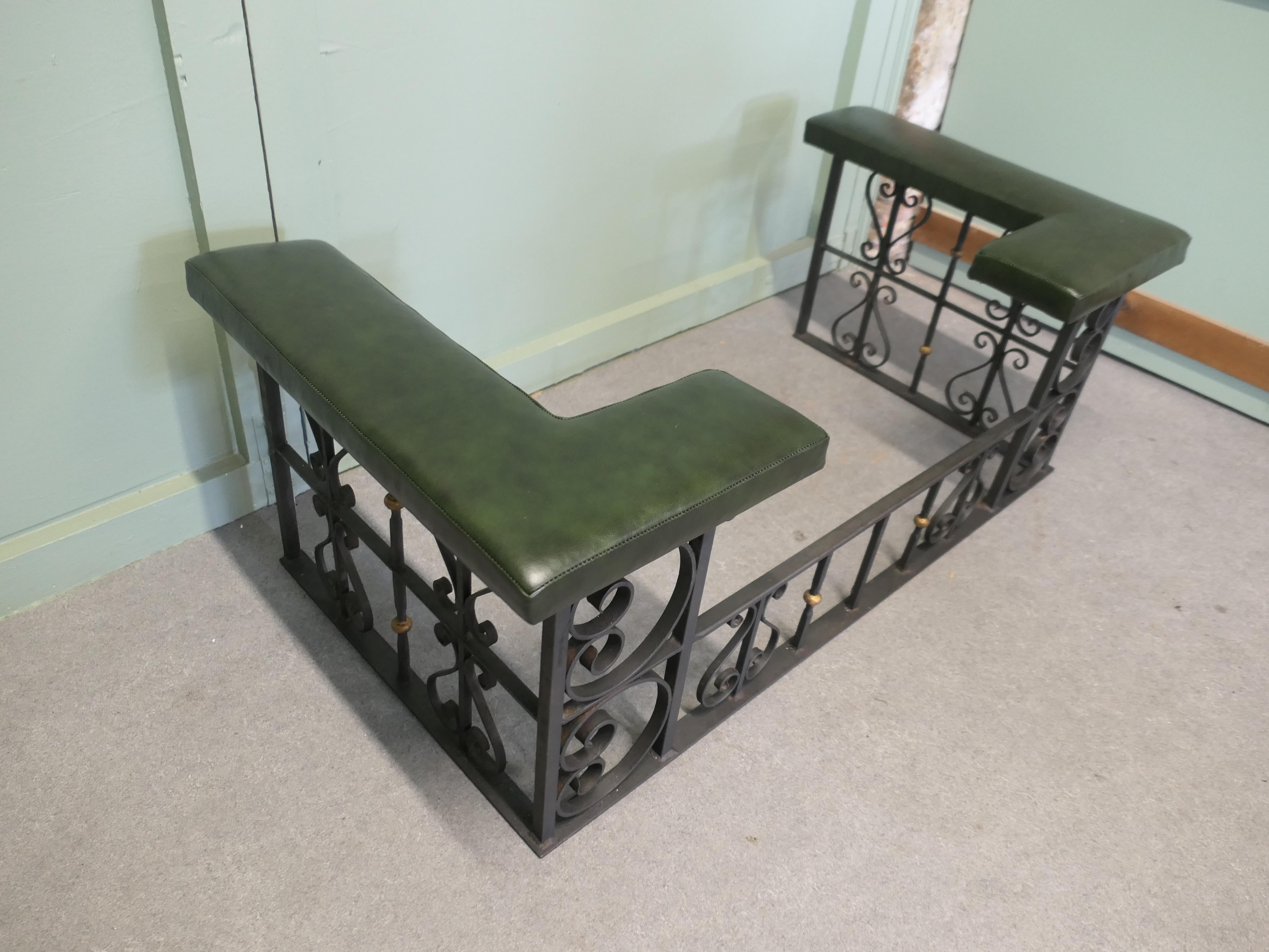 Dekorativer Fender aus Schmiedeeisen und Leder für Keulen im Angebot 2