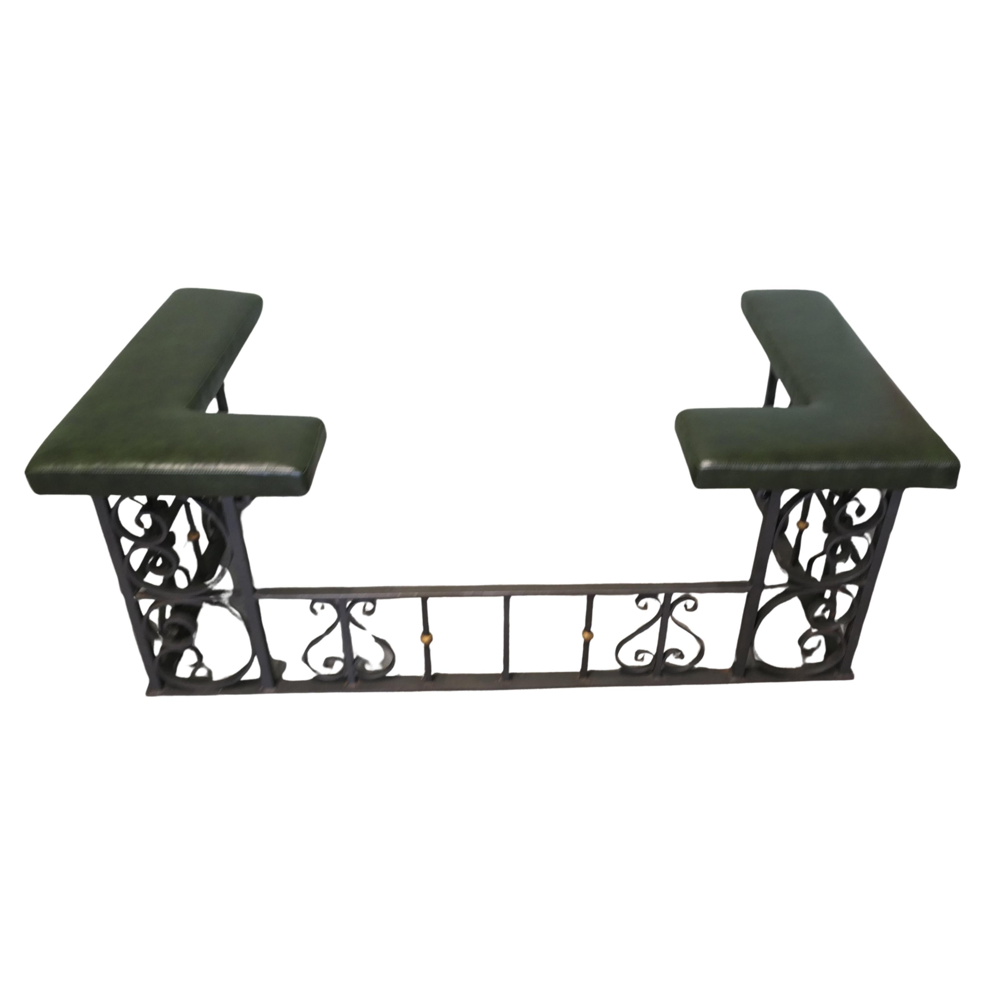 Parafango decorativo in ferro battuto e pelle per club